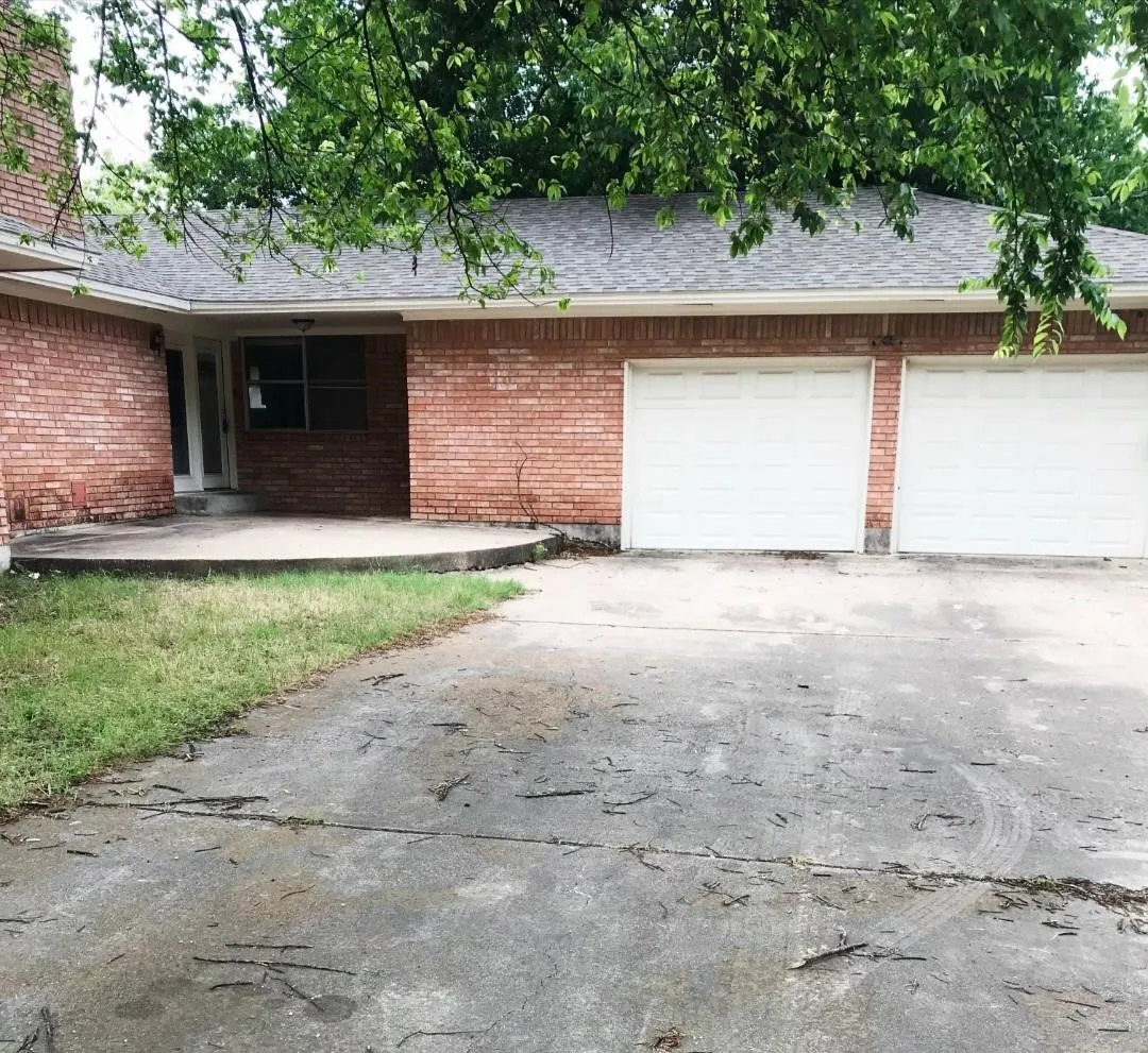 Single Family Residence For Rent in Mc Lennan County , 700 N Marable Street, West, Texas 76691, 3 Bedroom, 2 Bathroom, 2 Garage spaces, 2,356 Sqft, built in 1965, mls#21393379, Real Estate Agent in West, Homes For Rent in Mc Lennan county, Homes For Rent in West, Realtor in West Texas, Real Estate Brokerage Independent Realty Texas, Luminita Cordes Realtor