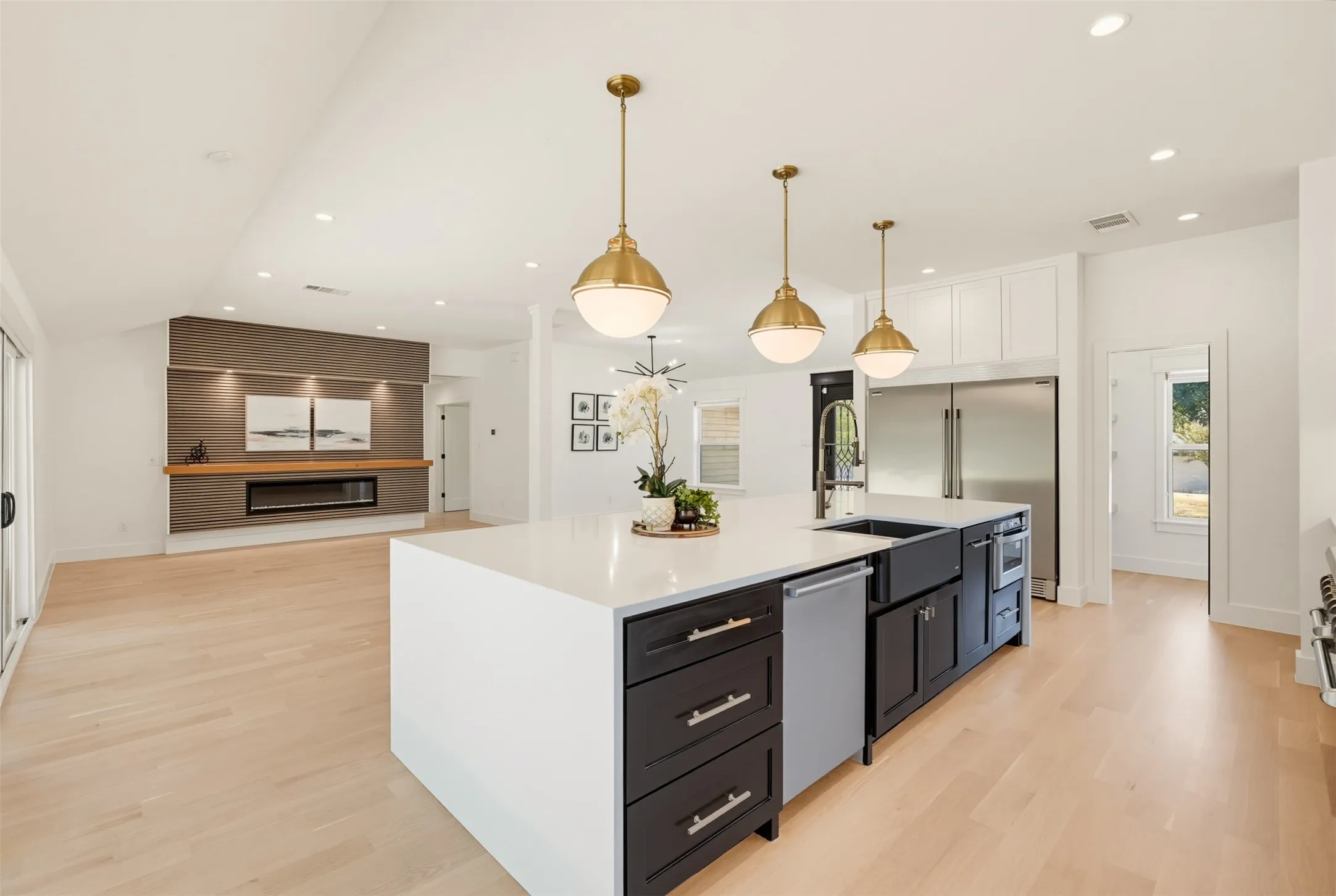 Single Family Residence For Rent in Dallas County , 6331 Linden Lane, Dallas, Texas 75230, 4 Bedroom, 4 Bathroom, 3 Garage spaces, 2,875 Sqft, built in 1955, mls#21386116, Real Estate Agent in Dallas, Homes For Rent in Dallas county, Homes For Rent in Dallas, Realtor in Dallas Texas, Real Estate Brokerage Independent Realty Texas, Luminita Cordes Realtor