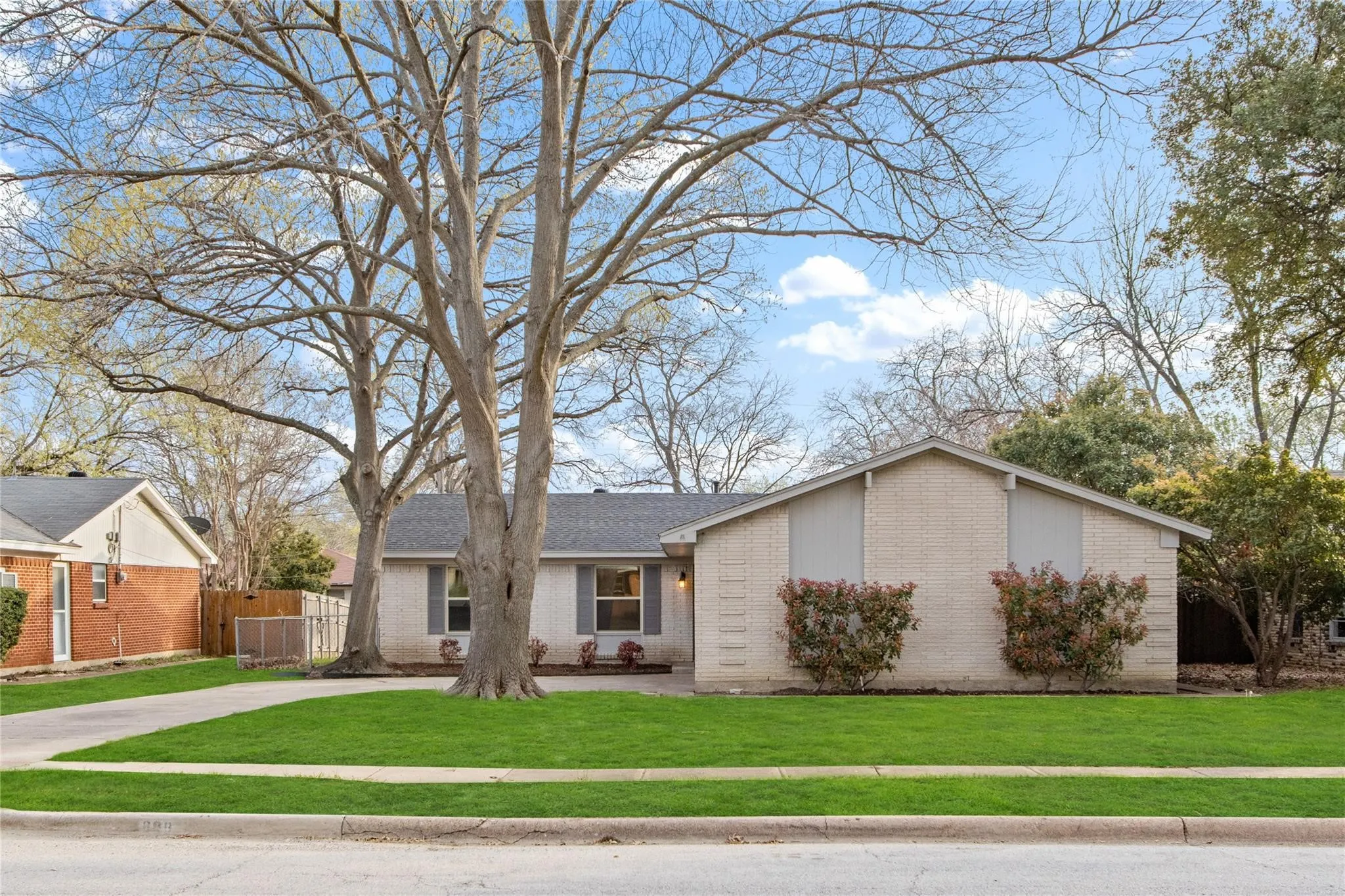Single Family Residence For Sale in Dallas County , 609 Cambridge Drive, Richardson, Texas 75080, 3 Bedroom, 2 Bathroom, 2 Garage spaces, 1,428 Sqft, built in 1961, mls#21393064, Real Estate Agent in Richardson, Homes For Sale in Dallas county, Homes For Sale in Richardson, Realtor in Richardson Texas, Real Estate Brokerage Independent Realty Texas, Luminita Cordes Realtor