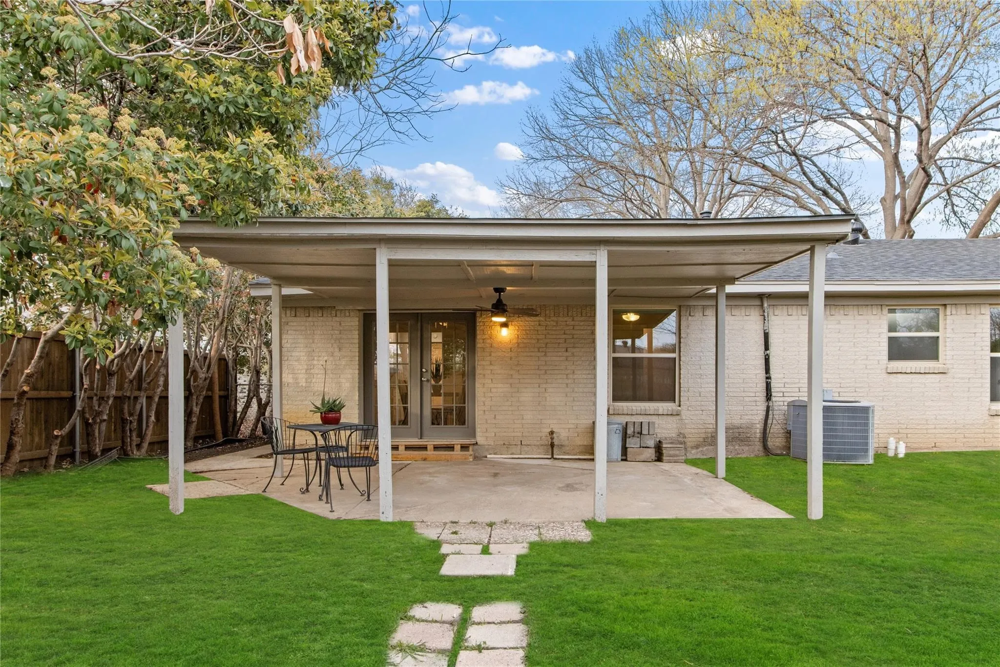 Single Family Residence For Sale in Dallas County , 609 Cambridge Drive, Richardson, Texas 75080, 3 Bedroom, 2 Bathroom, 2 Garage spaces, 1,428 Sqft, built in 1961, mls#21393064, Real Estate Agent in Richardson, Homes For Sale in Dallas county, Homes For Sale in Richardson, Realtor in Richardson Texas, Real Estate Brokerage Independent Realty Texas, Luminita Cordes Realtor