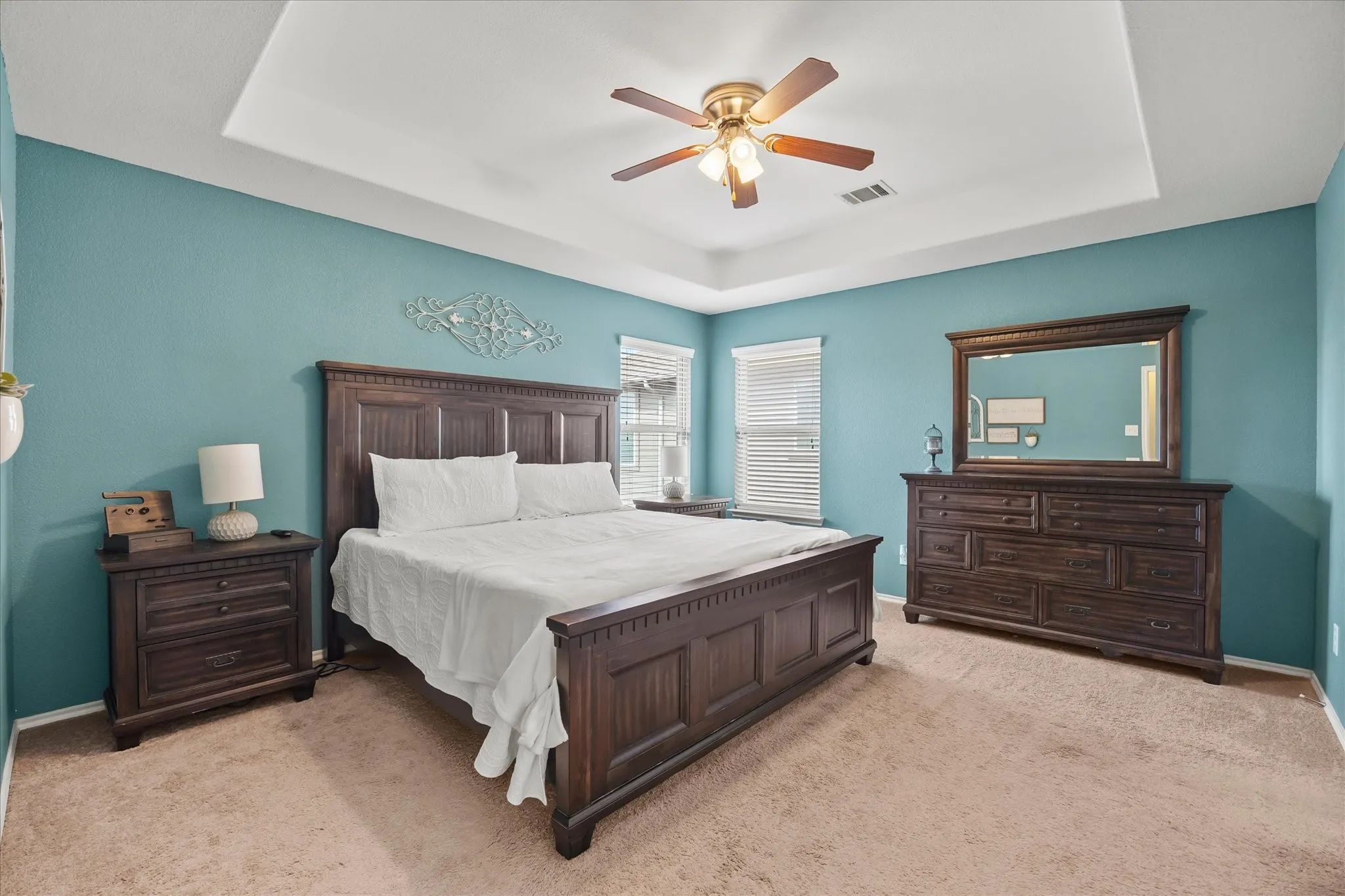 Tray ceiling with an overhead fan
