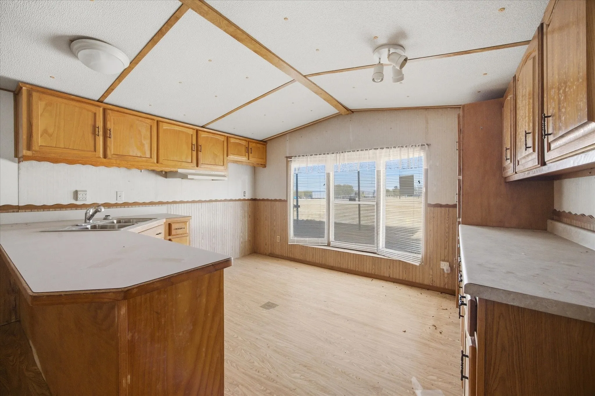Mobile Home For Sale in Hunt County , 1311 E Main Street, Campbell, Texas 75422, 2 Bedroom, 1 Bathroom, Garage spaces, 1,044 Sqft, built in 1984, mls#21393196, Real Estate Agent in Campbell, Homes For Sale in Hunt county, Homes For Sale in Campbell, Realtor in Campbell Texas, Real Estate Brokerage Independent Realty Texas, Luminita Cordes Realtor