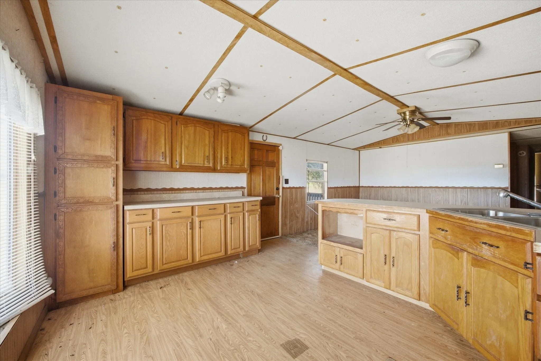 Mobile Home For Sale in Hunt County , 1311 E Main Street, Campbell, Texas 75422, 2 Bedroom, 1 Bathroom, Garage spaces, 1,044 Sqft, built in 1984, mls#21393196, Real Estate Agent in Campbell, Homes For Sale in Hunt county, Homes For Sale in Campbell, Realtor in Campbell Texas, Real Estate Brokerage Independent Realty Texas, Luminita Cordes Realtor