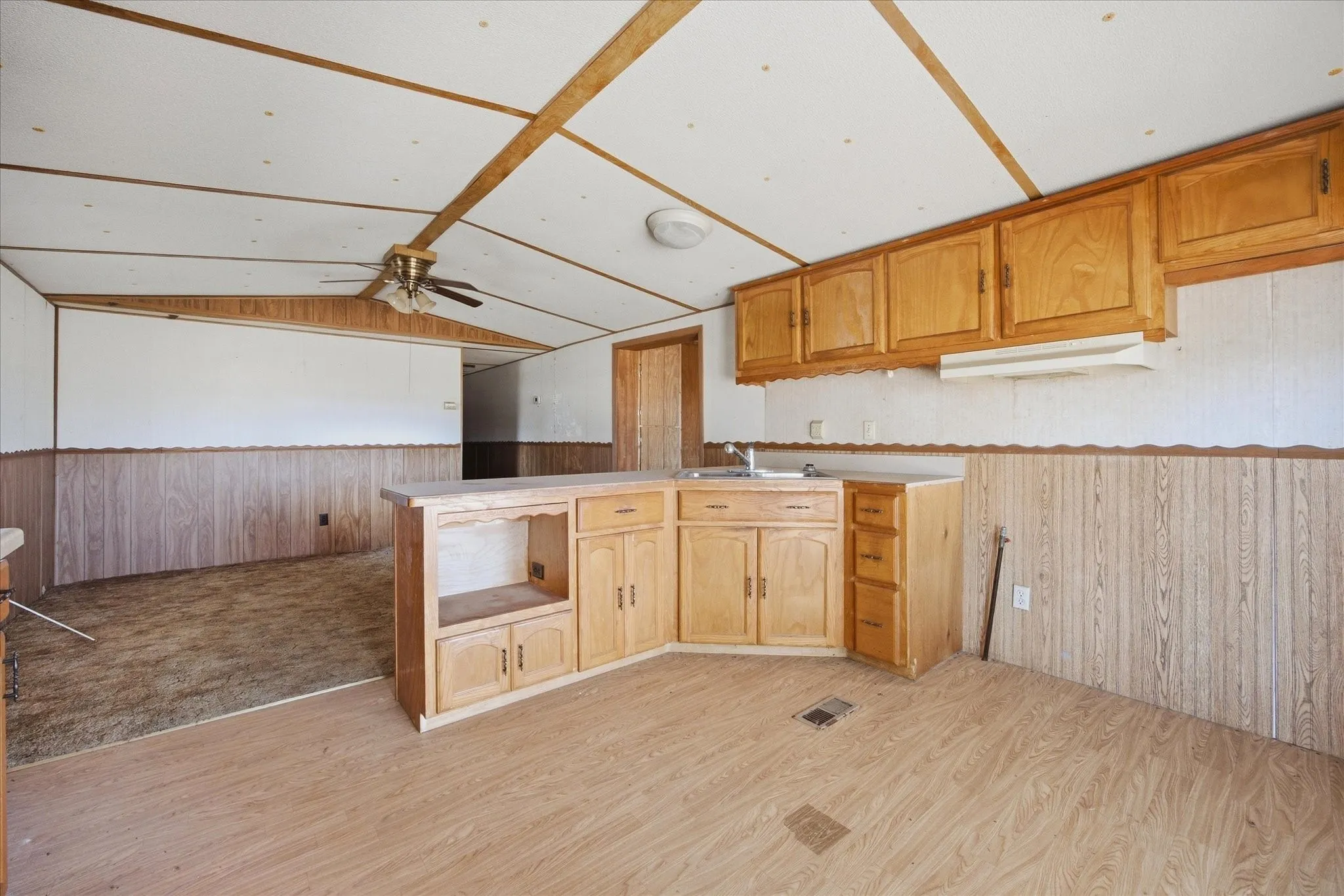 Mobile Home For Sale in Hunt County , 1311 E Main Street, Campbell, Texas 75422, 2 Bedroom, 1 Bathroom, Garage spaces, 1,044 Sqft, built in 1984, mls#21393196, Real Estate Agent in Campbell, Homes For Sale in Hunt county, Homes For Sale in Campbell, Realtor in Campbell Texas, Real Estate Brokerage Independent Realty Texas, Luminita Cordes Realtor