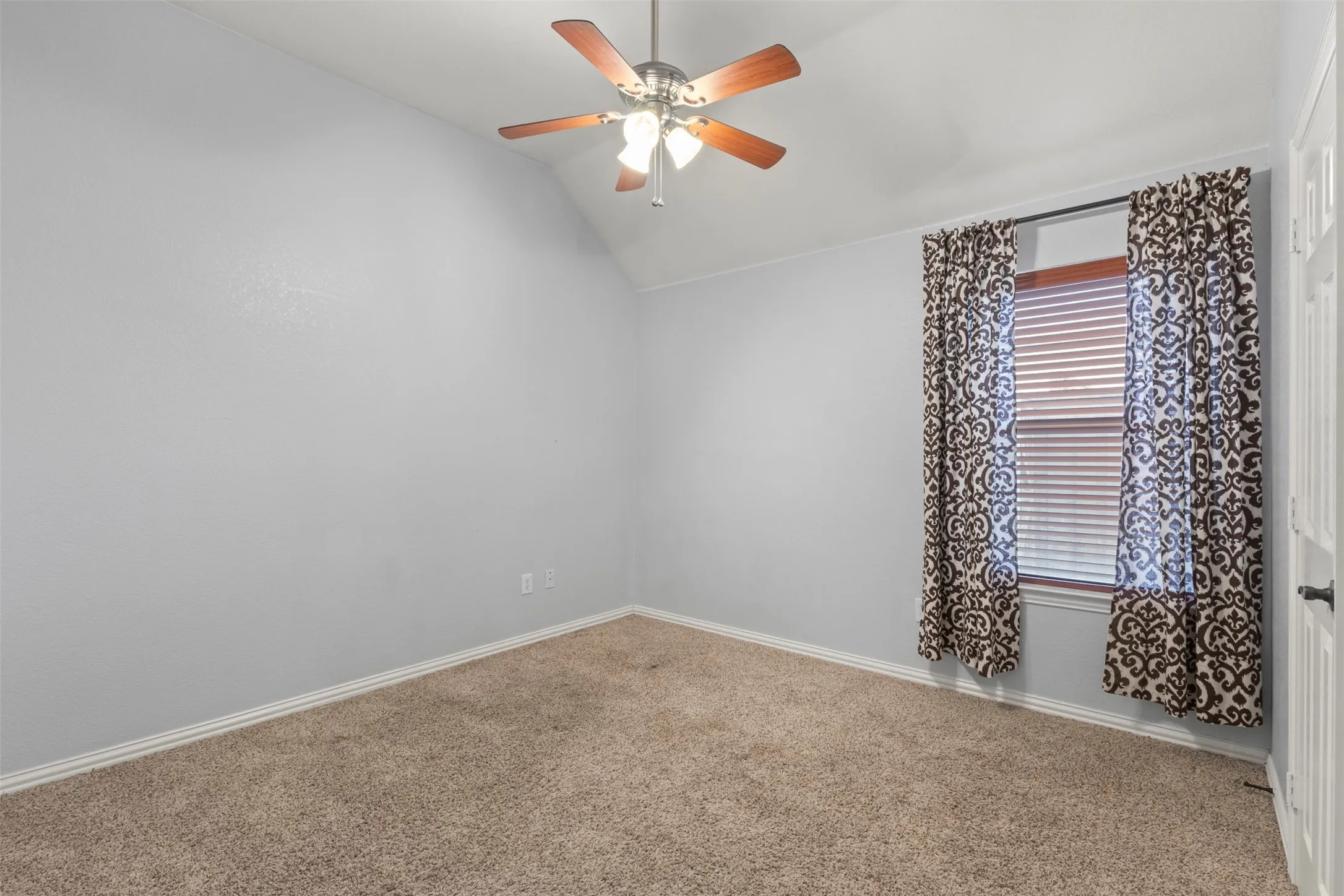 Single Family Residence For Rent in Collin County , 205 High Meadow Court, Royse City, Texas 75189, 4 Bedroom, 2 Bathroom, 2 Garage spaces, 2,233 Sqft, built in 2006, mls#21392390, Real Estate Agent in Royse City, Homes For Rent in Collin county, Homes For Rent in Royse City, Realtor in Royse City Texas, Real Estate Brokerage Independent Realty Texas, Luminita Cordes Realtor
