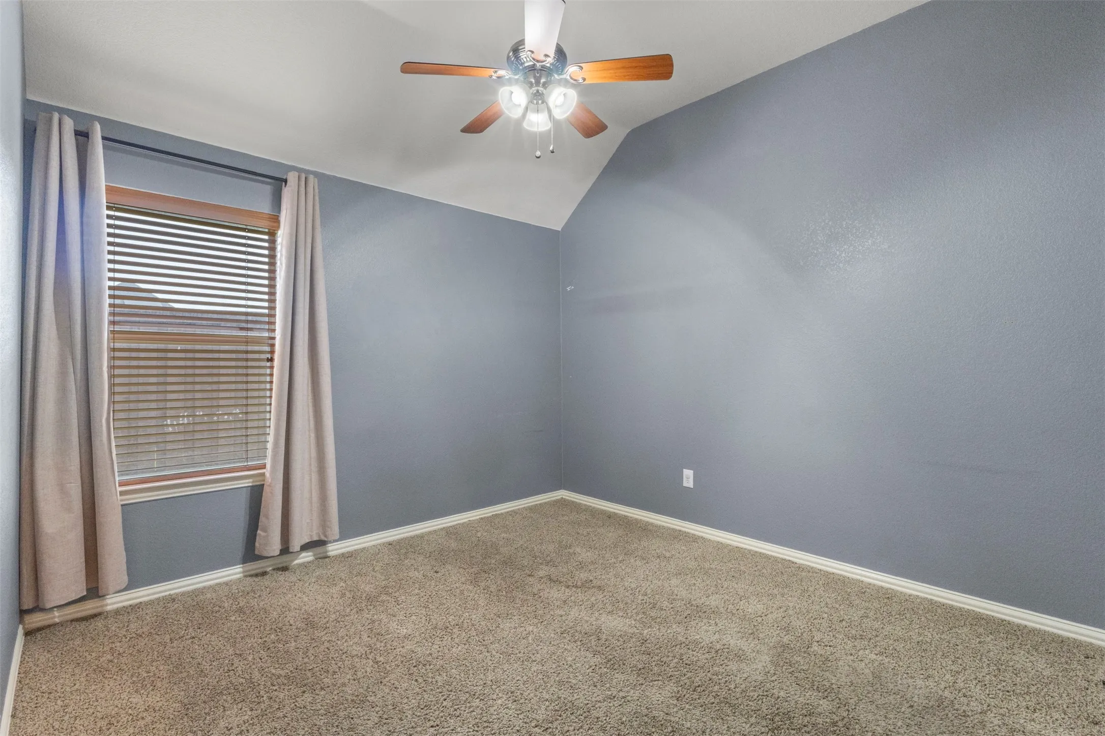 Single Family Residence For Rent in Collin County , 205 High Meadow Court, Royse City, Texas 75189, 4 Bedroom, 2 Bathroom, 2 Garage spaces, 2,233 Sqft, built in 2006, mls#21392390, Real Estate Agent in Royse City, Homes For Rent in Collin county, Homes For Rent in Royse City, Realtor in Royse City Texas, Real Estate Brokerage Independent Realty Texas, Luminita Cordes Realtor
