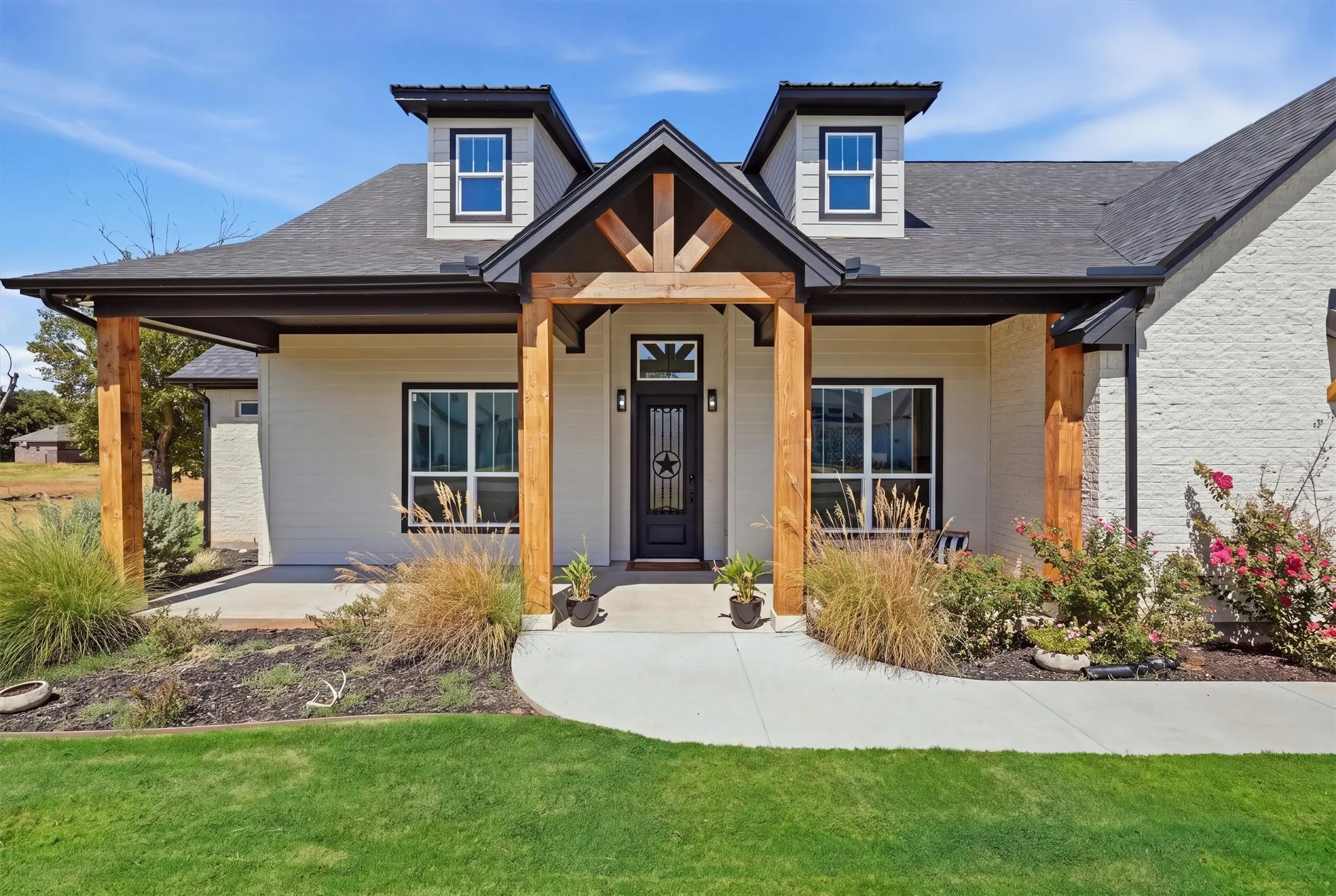 Single Family Residence For Sale in Hood County , 2181 Middlewood Circle, Granbury, Texas 76049, 4 Bedroom, 4 Bathroom, 2 Garage spaces, 2,856 Sqft, built in 2024, mls#21392911, Real Estate Agent in Granbury, Homes For Sale in Hood county, Homes For Sale in Granbury, Realtor in Granbury Texas, Real Estate Brokerage Independent Realty Texas, Luminita Cordes Realtor