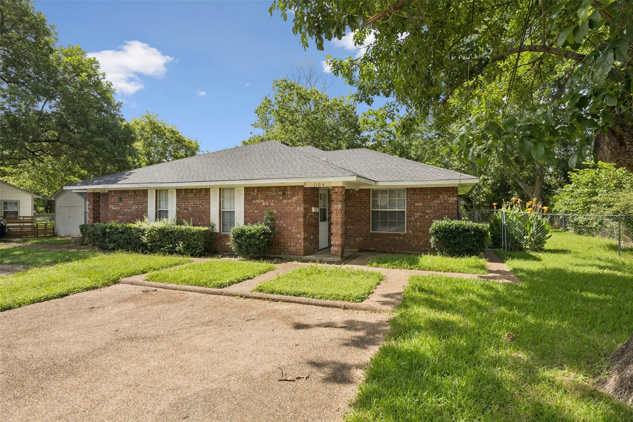 Duplex For Sale in Kaufman County , 1104 E High Street, Terrell, Texas 75160, 4 Bedroom, 2 Bathroom, Garage spaces, 0 Sqft, built in 2000, mls#21393296, Real Estate Agent in Terrell, Homes For Sale in Kaufman county, Homes For Sale in Terrell, Realtor in Terrell Texas, Real Estate Brokerage Independent Realty Texas, Luminita Cordes Realtor