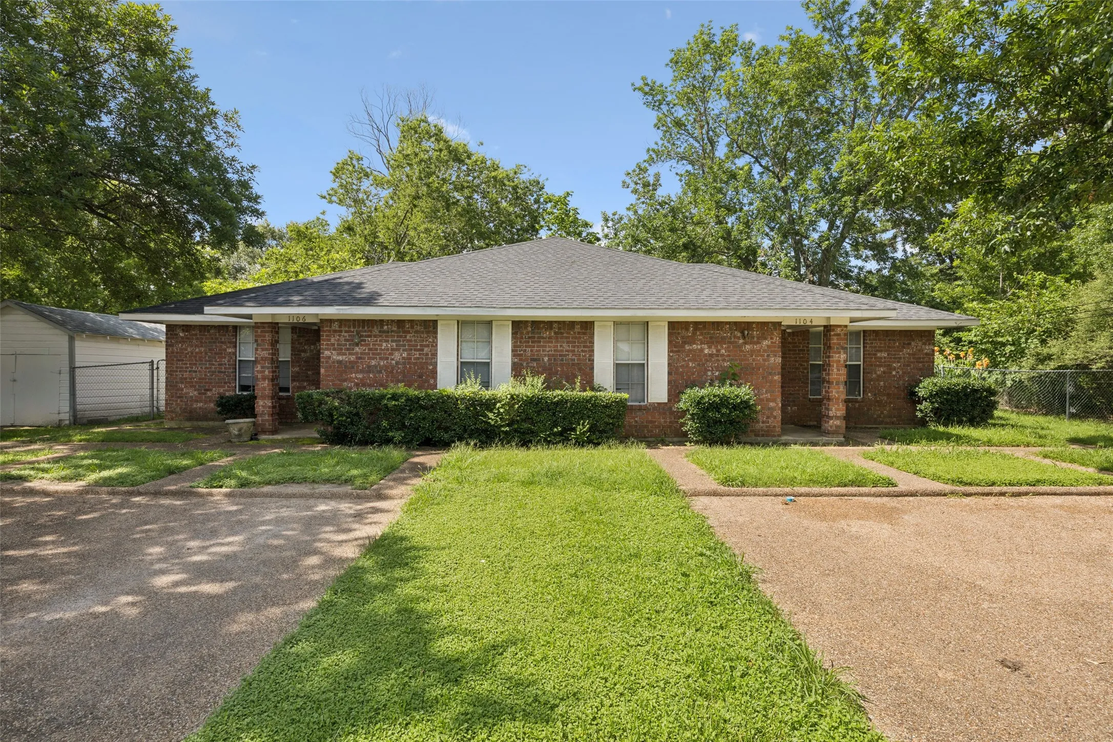 Duplex For Sale in Kaufman County , 1104 E High Street, Terrell, Texas 75160, 4 Bedroom, 2 Bathroom, Garage spaces, 0 Sqft, built in 2000, mls#21393296, Real Estate Agent in Terrell, Homes For Sale in Kaufman county, Homes For Sale in Terrell, Realtor in Terrell Texas, Real Estate Brokerage Independent Realty Texas, Luminita Cordes Realtor