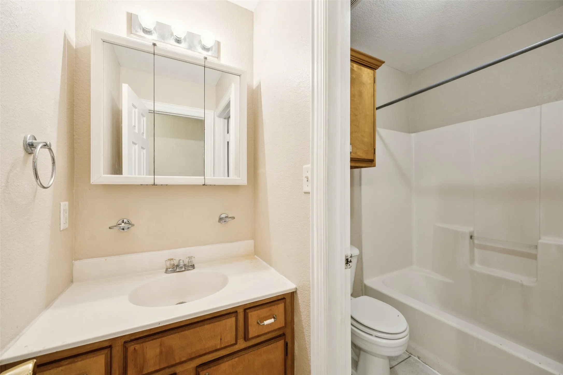 Duplex For Sale in Kaufman County , 1104 E High Street, Terrell, Texas 75160, 4 Bedroom, 2 Bathroom, Garage spaces, 0 Sqft, built in 2000, mls#21393296, Real Estate Agent in Terrell, Homes For Sale in Kaufman county, Homes For Sale in Terrell, Realtor in Terrell Texas, Real Estate Brokerage Independent Realty Texas, Luminita Cordes Realtor