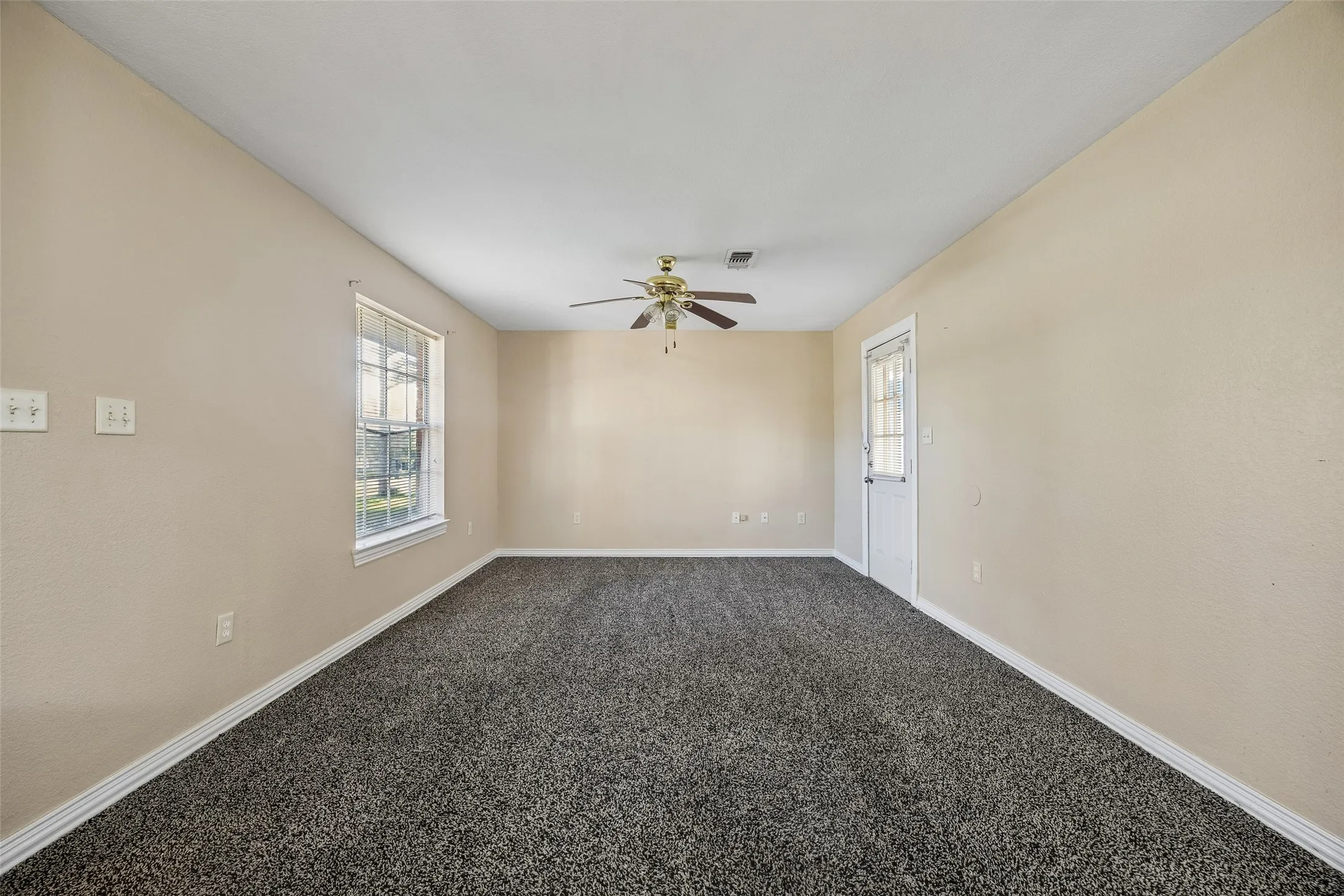 Duplex For Sale in Kaufman County , 1104 E High Street, Terrell, Texas 75160, 4 Bedroom, 2 Bathroom, Garage spaces, 0 Sqft, built in 2000, mls#21393296, Real Estate Agent in Terrell, Homes For Sale in Kaufman county, Homes For Sale in Terrell, Realtor in Terrell Texas, Real Estate Brokerage Independent Realty Texas, Luminita Cordes Realtor