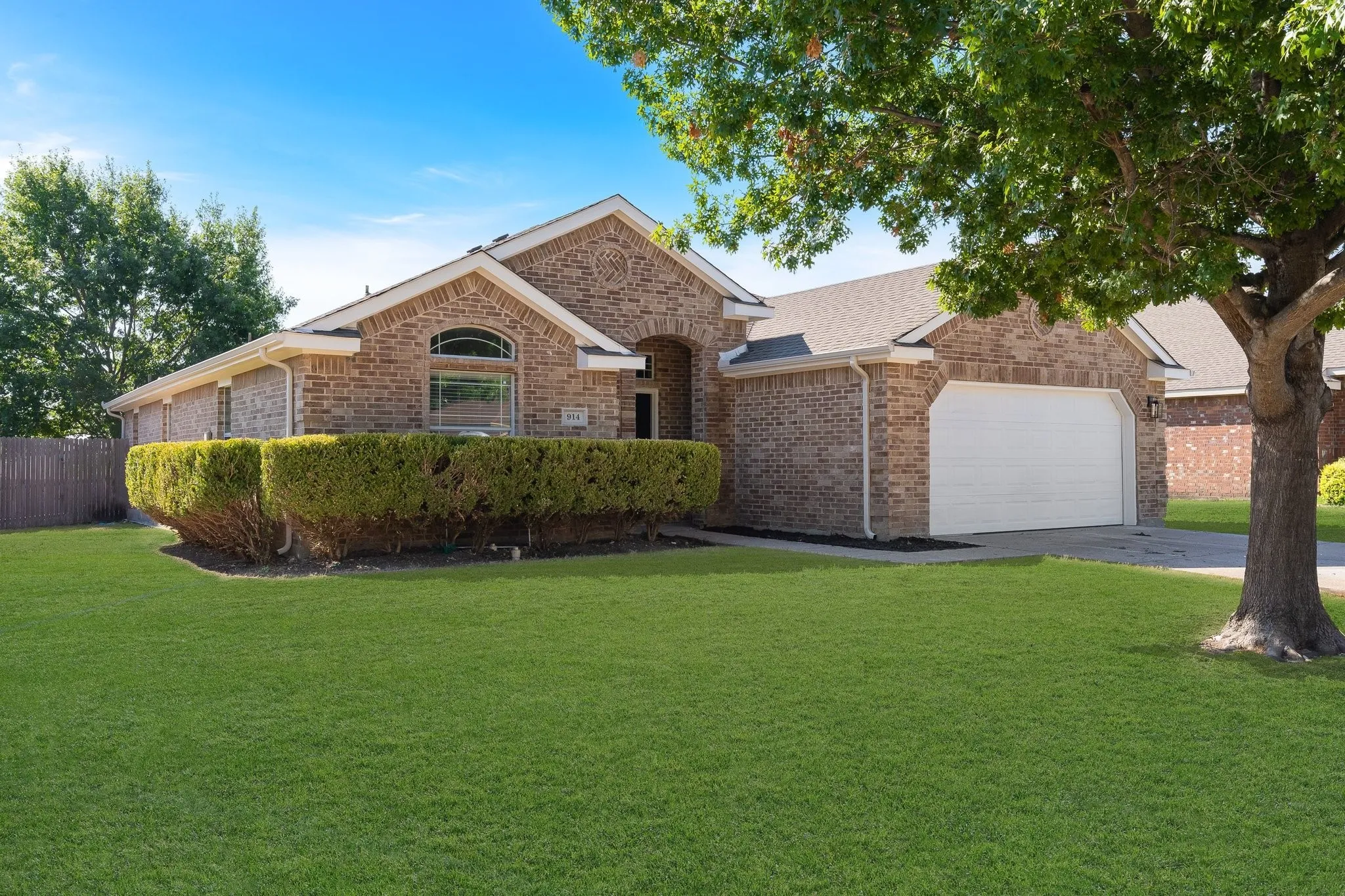 Single Family Residence For Sale in Dallas County , 914 Hitchcock Circle, Duncanville, Texas 75137, 4 Bedroom, 2 Bathroom, 2 Garage spaces, 1,830 Sqft, built in 2006, mls#21393430, Real Estate Agent in Duncanville, Homes For Sale in Dallas county, Homes For Sale in Duncanville, Realtor in Duncanville Texas, Real Estate Brokerage Independent Realty Texas, Luminita Cordes Realtor