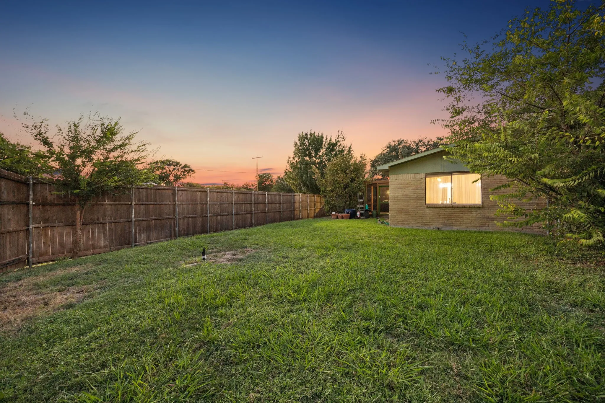Single Family Residence For Sale in Dallas County , 8502 Baumgarten Drive, Dallas, Texas 75228, 3 Bedroom, 2 Bathroom, 2 Garage spaces, 1,473 Sqft, built in 1976, mls#21385762, Real Estate Agent in Dallas, Homes For Sale in Dallas county, Homes For Sale in Dallas, Realtor in Dallas Texas, Real Estate Brokerage Independent Realty Texas, Luminita Cordes Realtor
