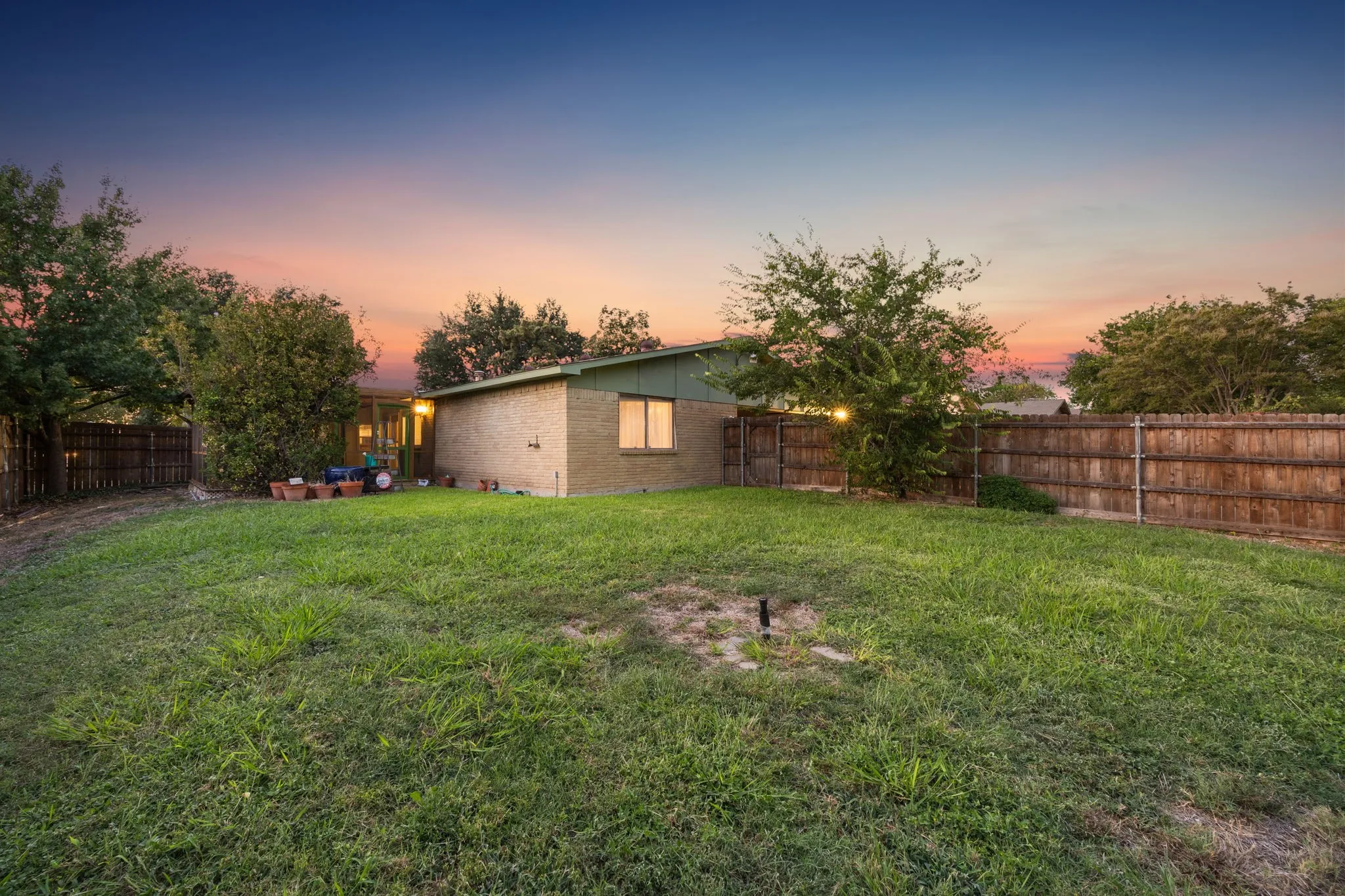 Single Family Residence For Sale in Dallas County , 8502 Baumgarten Drive, Dallas, Texas 75228, 3 Bedroom, 2 Bathroom, 2 Garage spaces, 1,473 Sqft, built in 1976, mls#21385762, Real Estate Agent in Dallas, Homes For Sale in Dallas county, Homes For Sale in Dallas, Realtor in Dallas Texas, Real Estate Brokerage Independent Realty Texas, Luminita Cordes Realtor