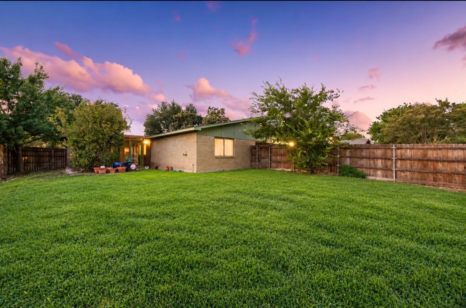 Single Family Residence For Sale in Dallas County , 8502 Baumgarten Drive, Dallas, Texas 75228, 3 Bedroom, 2 Bathroom, 2 Garage spaces, 1,473 Sqft, built in 1976, mls#21385762, Real Estate Agent in Dallas, Homes For Sale in Dallas county, Homes For Sale in Dallas, Realtor in Dallas Texas, Real Estate Brokerage Independent Realty Texas, Luminita Cordes Realtor