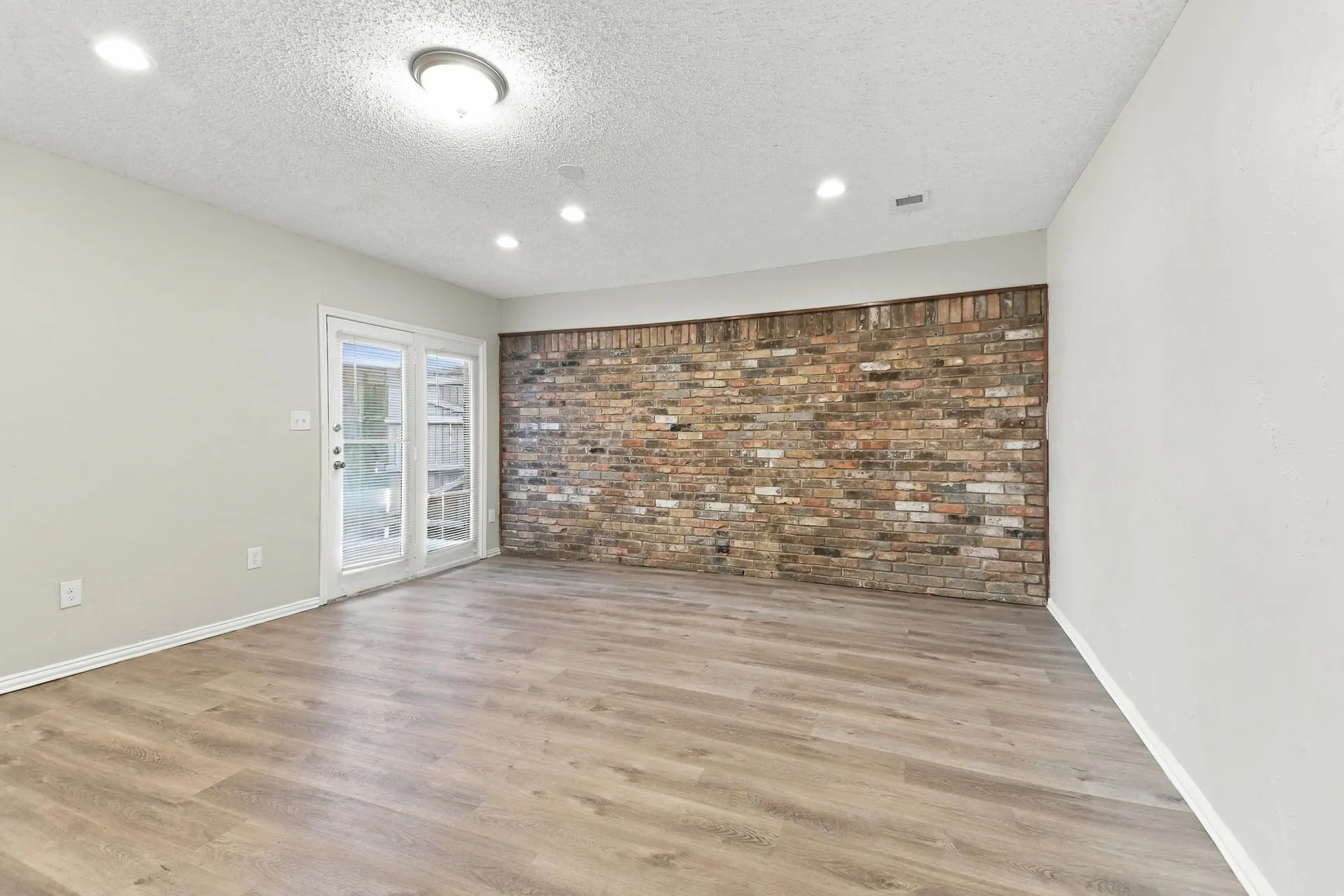 Single Family Residence For Rent in Collin County , 2865 Meadowbrook Drive, Plano, Texas 75075, 6 Bedroom, 5 Bathroom, 2 Garage spaces, 3,337 Sqft, built in 1975, mls#21392478, Real Estate Agent in Plano, Homes For Rent in Collin county, Homes For Rent in Plano, Realtor in Plano Texas, Real Estate Brokerage Independent Realty Texas, Luminita Cordes Realtor