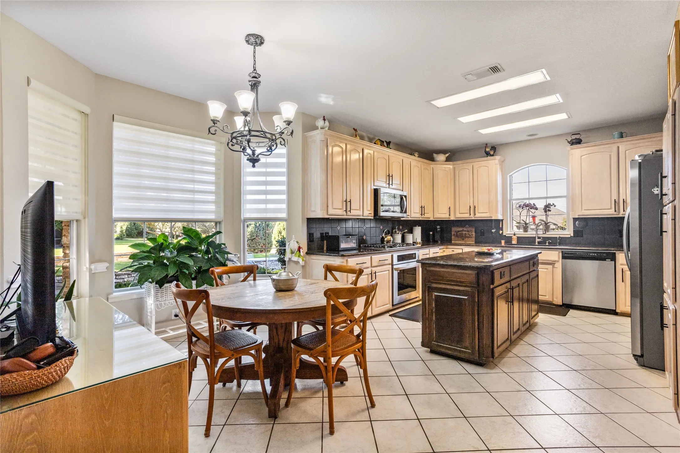 Single Family Residence For Sale in Parker County , 1910 Maplewood Drive, Weatherford, Texas 76087, 3 Bedroom, 3 Bathroom, 2 Garage spaces, 2,911 Sqft, built in 1993, mls#21393489, Real Estate Agent in Weatherford, Homes For Sale in Parker county, Homes For Sale in Weatherford, Realtor in Weatherford Texas, Real Estate Brokerage Independent Realty Texas, Luminita Cordes Realtor