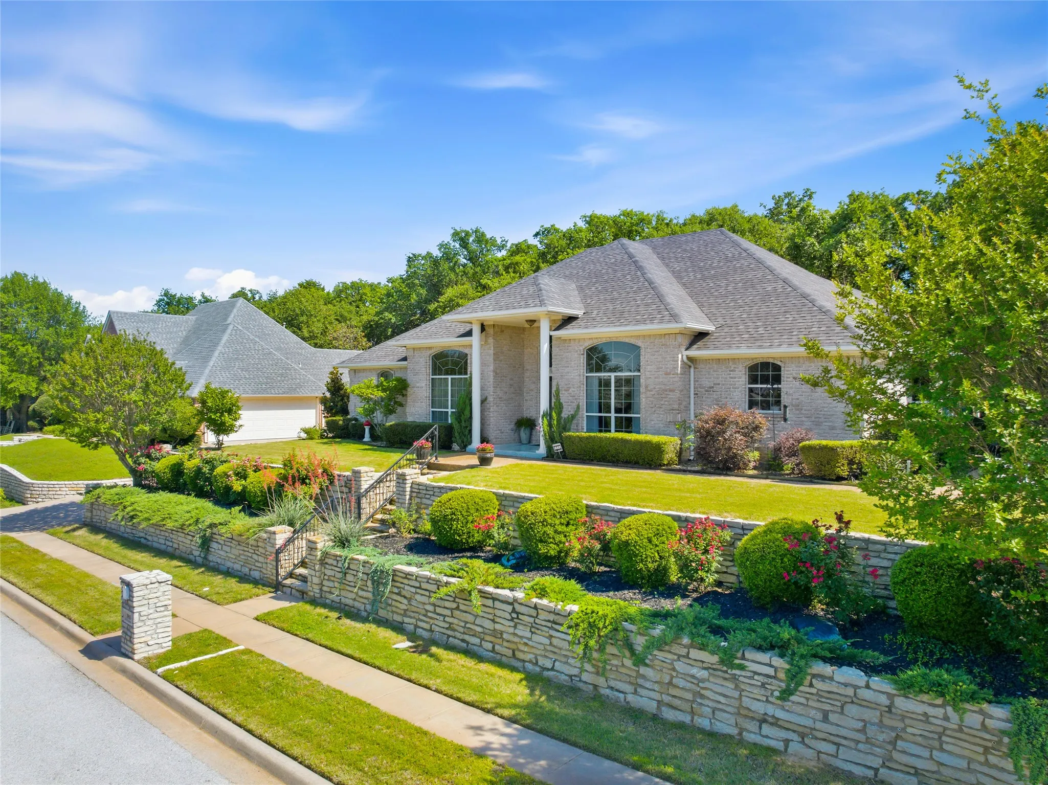 Single Family Residence For Sale in Parker County , 1910 Maplewood Drive, Weatherford, Texas 76087, 3 Bedroom, 3 Bathroom, 2 Garage spaces, 2,911 Sqft, built in 1993, mls#21393489, Real Estate Agent in Weatherford, Homes For Sale in Parker county, Homes For Sale in Weatherford, Realtor in Weatherford Texas, Real Estate Brokerage Independent Realty Texas, Luminita Cordes Realtor