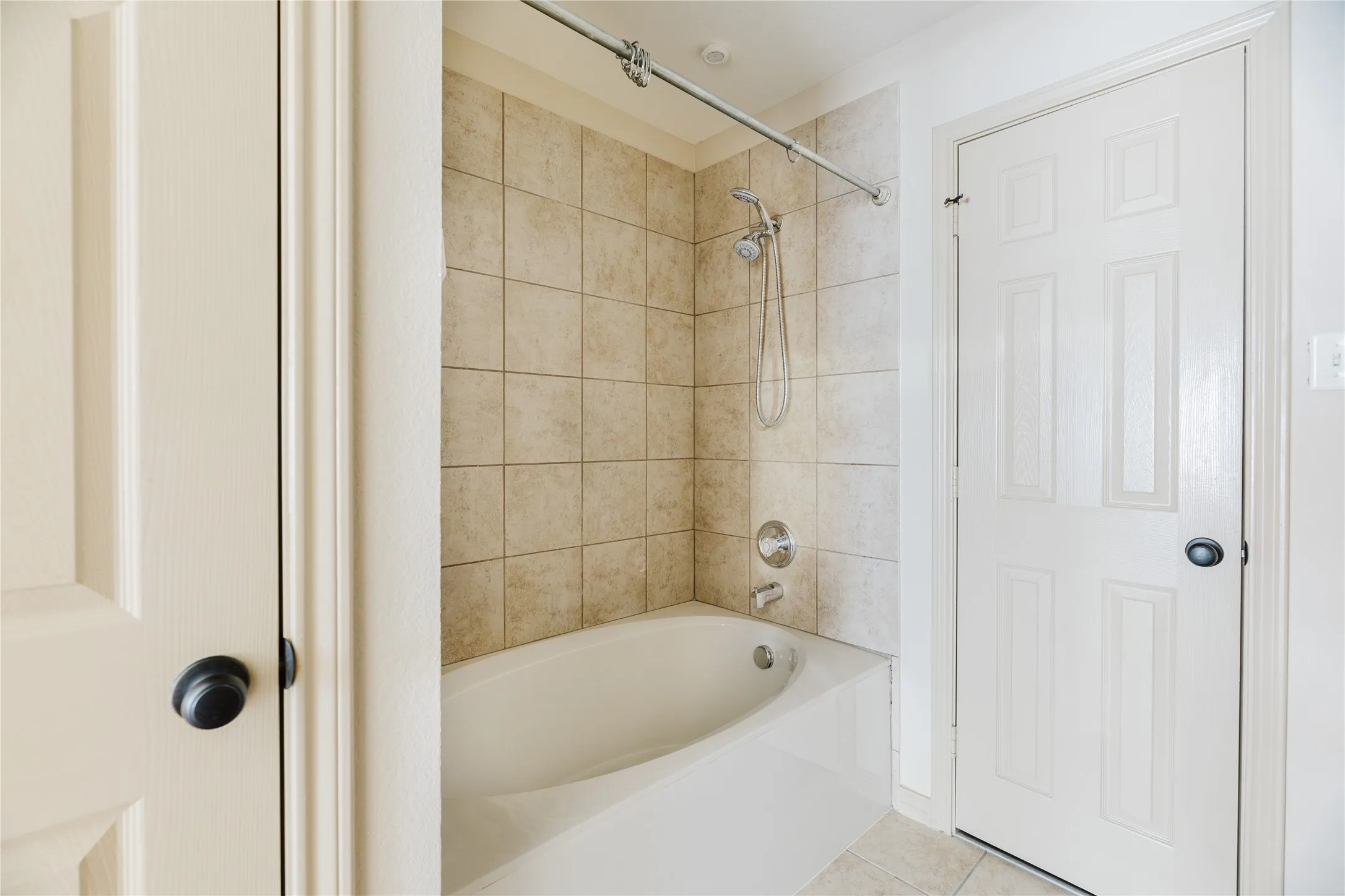 Townhouse For Rent in Tarrant County , 12604 Bay Avenue, Fort Worth, Texas 76040, 3 Bedroom, 3 Bathroom, 1 Garage spaces, 1,880 Sqft, built in 2010, mls#21393493, Real Estate Agent in Fort Worth, Homes For Rent in Tarrant county, Homes For Rent in Fort Worth, Realtor in Fort Worth Texas, Real Estate Brokerage Independent Realty Texas, Luminita Cordes Realtor