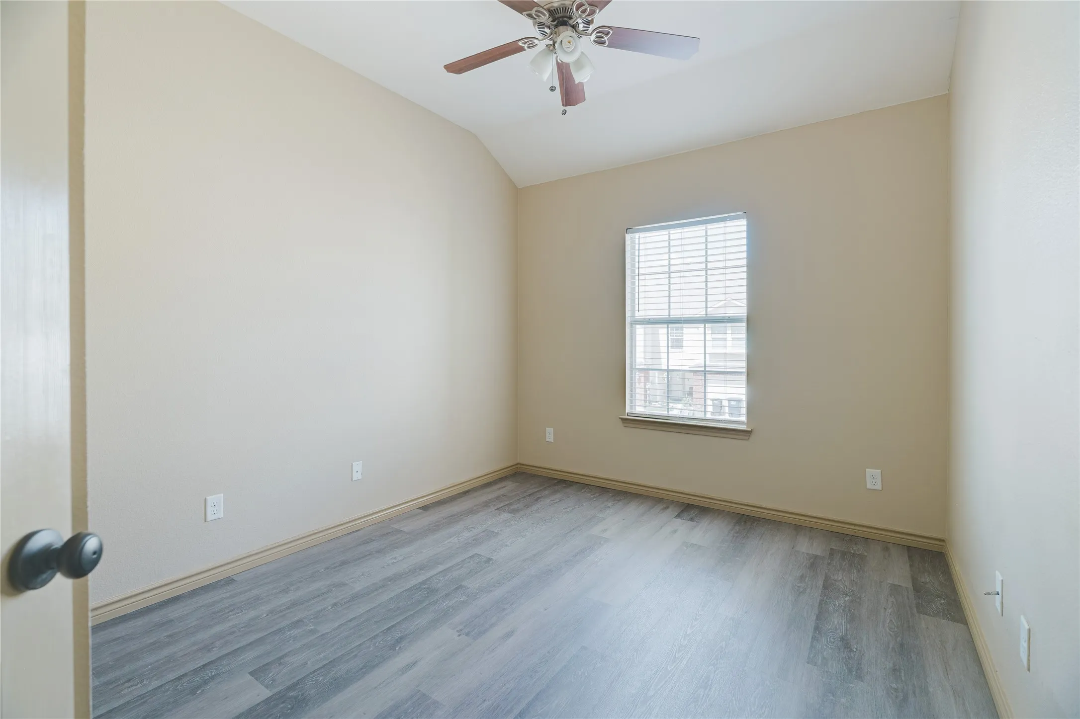 Townhouse For Rent in Tarrant County , 12604 Bay Avenue, Fort Worth, Texas 76040, 3 Bedroom, 3 Bathroom, 1 Garage spaces, 1,880 Sqft, built in 2010, mls#21393493, Real Estate Agent in Fort Worth, Homes For Rent in Tarrant county, Homes For Rent in Fort Worth, Realtor in Fort Worth Texas, Real Estate Brokerage Independent Realty Texas, Luminita Cordes Realtor