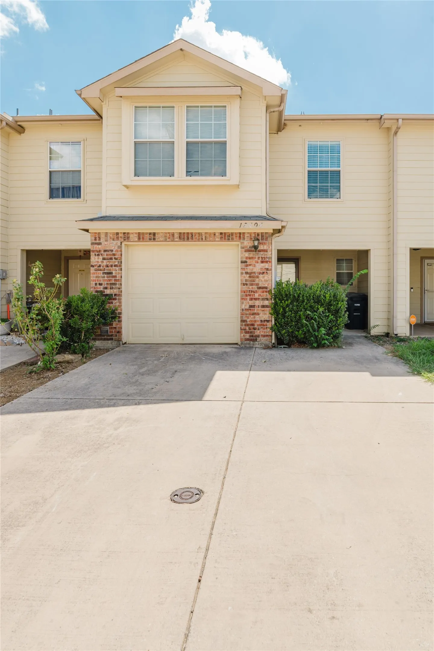 Townhouse For Rent in Tarrant County , 12604 Bay Avenue, Fort Worth, Texas 76040, 3 Bedroom, 3 Bathroom, 1 Garage spaces, 1,880 Sqft, built in 2010, mls#21393493, Real Estate Agent in Fort Worth, Homes For Rent in Tarrant county, Homes For Rent in Fort Worth, Realtor in Fort Worth Texas, Real Estate Brokerage Independent Realty Texas, Luminita Cordes Realtor