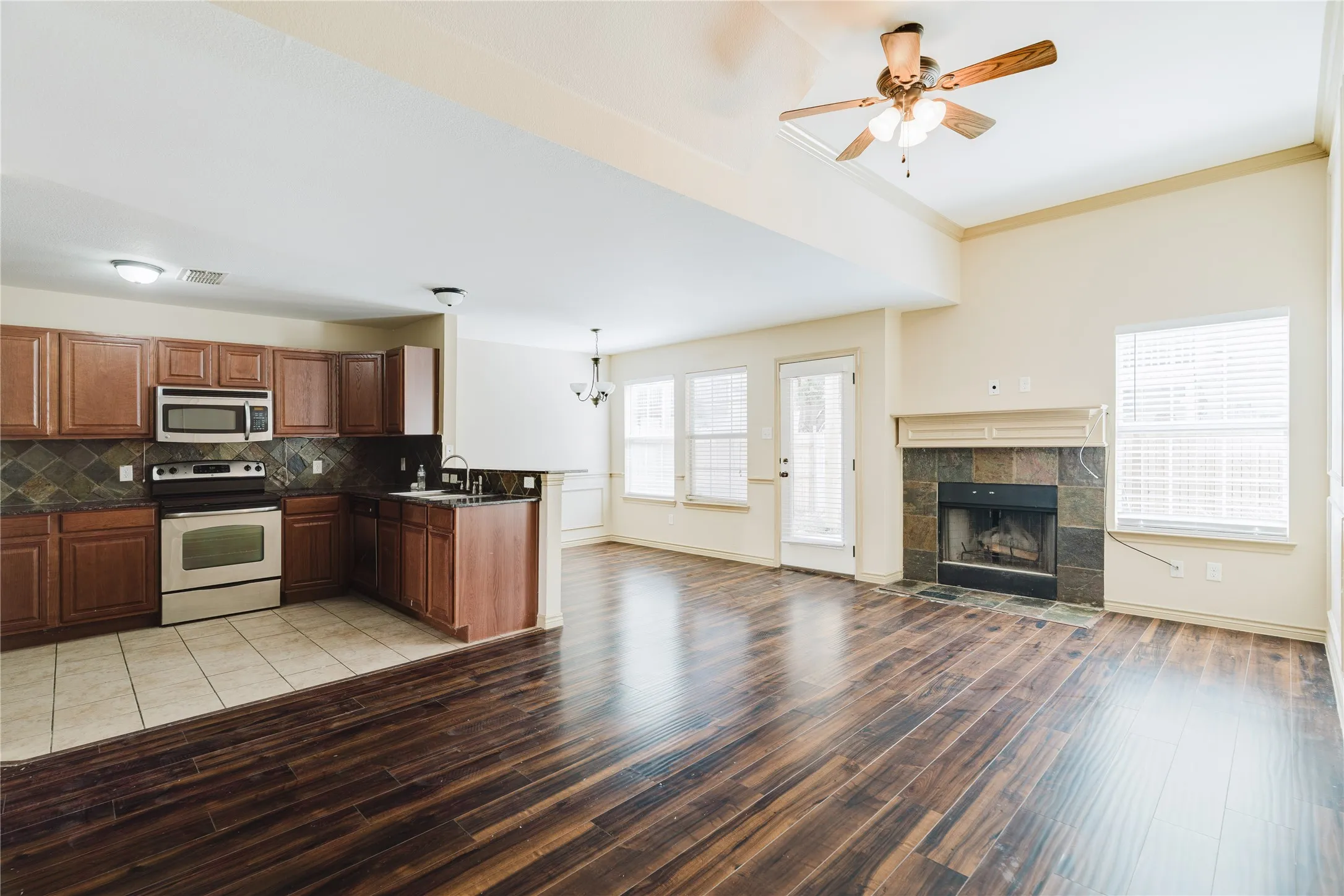Townhouse For Rent in Tarrant County , 12604 Bay Avenue, Fort Worth, Texas 76040, 3 Bedroom, 3 Bathroom, 1 Garage spaces, 1,880 Sqft, built in 2010, mls#21393493, Real Estate Agent in Fort Worth, Homes For Rent in Tarrant county, Homes For Rent in Fort Worth, Realtor in Fort Worth Texas, Real Estate Brokerage Independent Realty Texas, Luminita Cordes Realtor