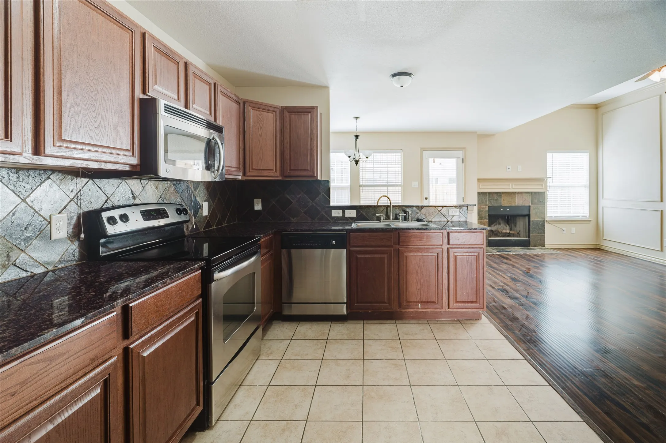 Townhouse For Rent in Tarrant County , 12604 Bay Avenue, Fort Worth, Texas 76040, 3 Bedroom, 3 Bathroom, 1 Garage spaces, 1,880 Sqft, built in 2010, mls#21393493, Real Estate Agent in Fort Worth, Homes For Rent in Tarrant county, Homes For Rent in Fort Worth, Realtor in Fort Worth Texas, Real Estate Brokerage Independent Realty Texas, Luminita Cordes Realtor