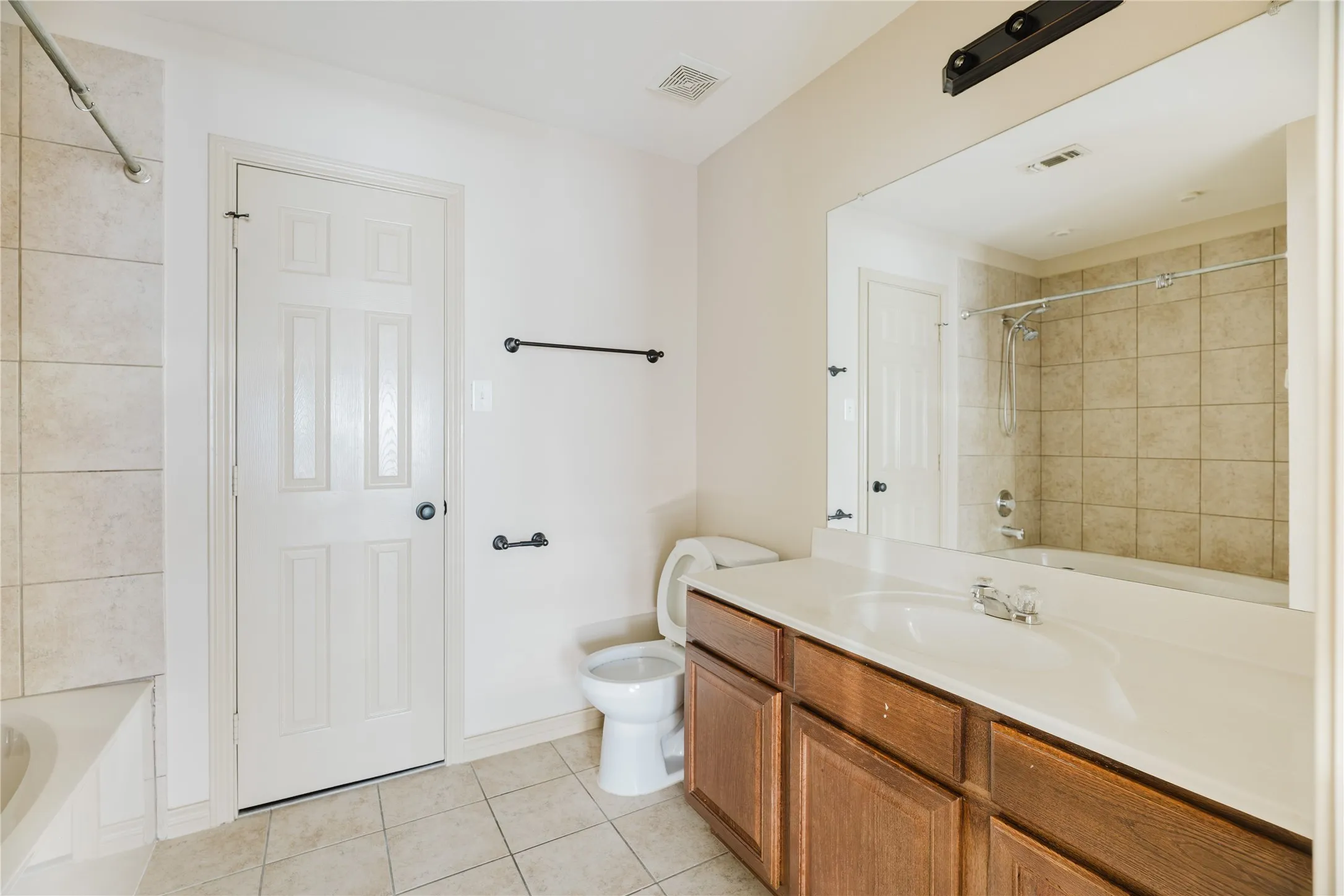 Townhouse For Rent in Tarrant County , 12604 Bay Avenue, Fort Worth, Texas 76040, 3 Bedroom, 3 Bathroom, 1 Garage spaces, 1,880 Sqft, built in 2010, mls#21393493, Real Estate Agent in Fort Worth, Homes For Rent in Tarrant county, Homes For Rent in Fort Worth, Realtor in Fort Worth Texas, Real Estate Brokerage Independent Realty Texas, Luminita Cordes Realtor