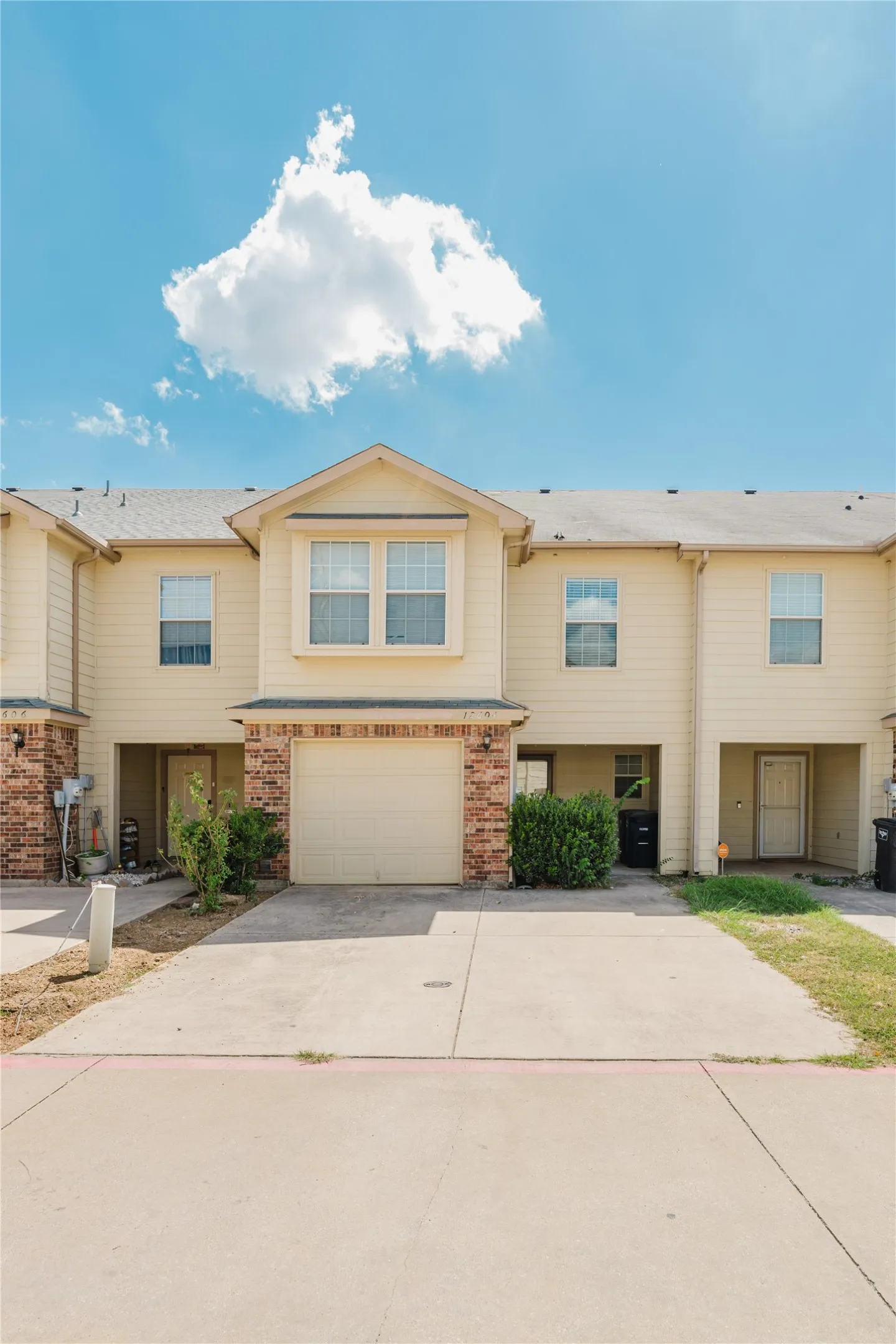 Townhouse For Rent in Tarrant County , 12604 Bay Avenue, Fort Worth, Texas 76040, 3 Bedroom, 3 Bathroom, 1 Garage spaces, 1,880 Sqft, built in 2010, mls#21393493, Real Estate Agent in Fort Worth, Homes For Rent in Tarrant county, Homes For Rent in Fort Worth, Realtor in Fort Worth Texas, Real Estate Brokerage Independent Realty Texas, Luminita Cordes Realtor