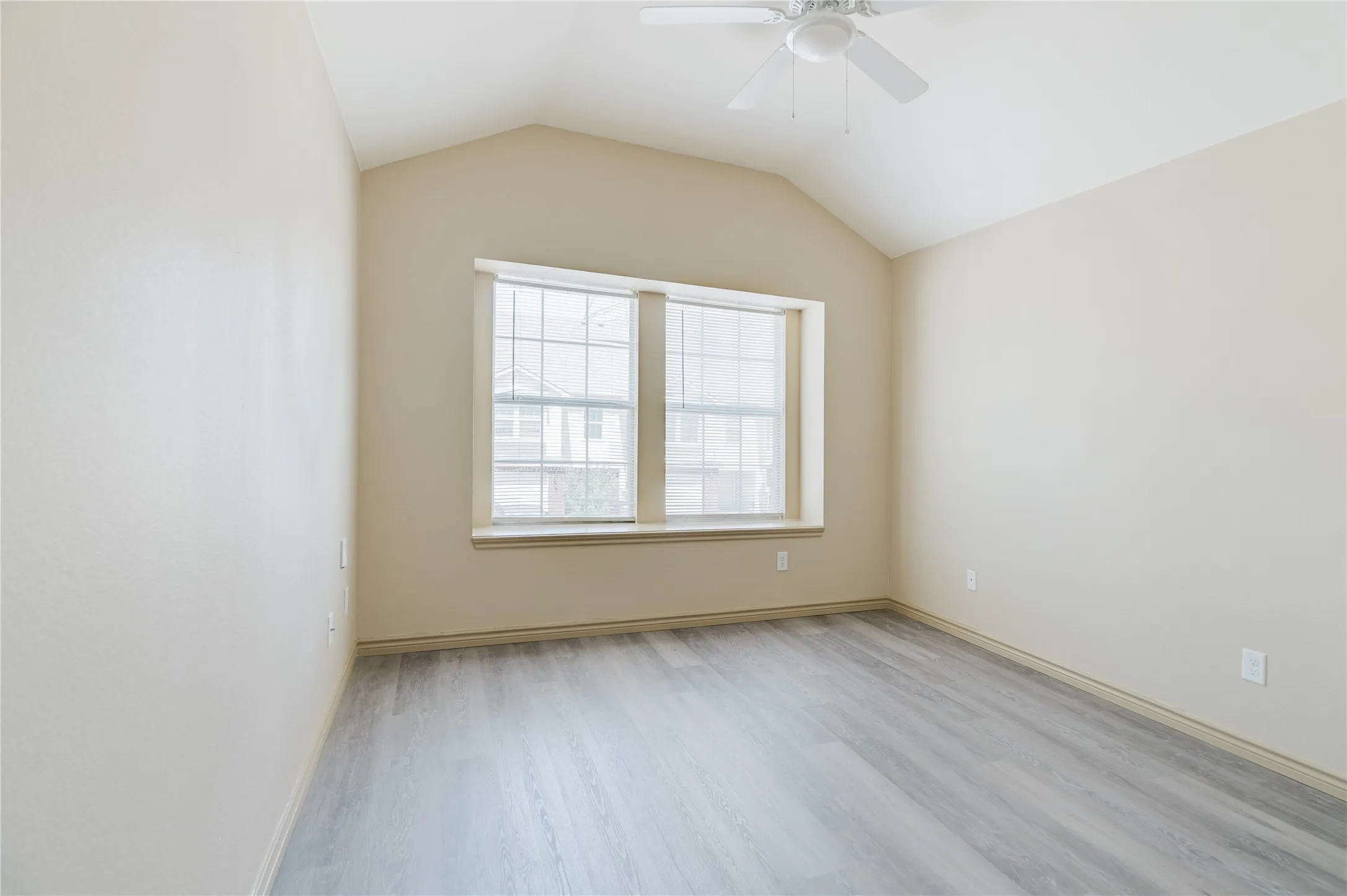 Townhouse For Rent in Tarrant County , 12604 Bay Avenue, Fort Worth, Texas 76040, 3 Bedroom, 3 Bathroom, 1 Garage spaces, 1,880 Sqft, built in 2010, mls#21393493, Real Estate Agent in Fort Worth, Homes For Rent in Tarrant county, Homes For Rent in Fort Worth, Realtor in Fort Worth Texas, Real Estate Brokerage Independent Realty Texas, Luminita Cordes Realtor