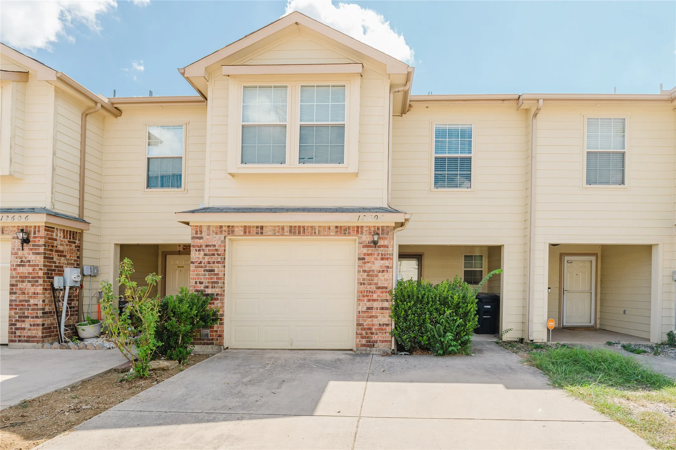Townhouse For Rent in Tarrant County , 12604 Bay Avenue, Fort Worth, Texas 76040, 3 Bedroom, 3 Bathroom, 1 Garage spaces, 1,880 Sqft, built in 2010, mls#21393493, Real Estate Agent in Fort Worth, Homes For Rent in Tarrant county, Homes For Rent in Fort Worth, Realtor in Fort Worth Texas, Real Estate Brokerage Independent Realty Texas, Luminita Cordes Realtor