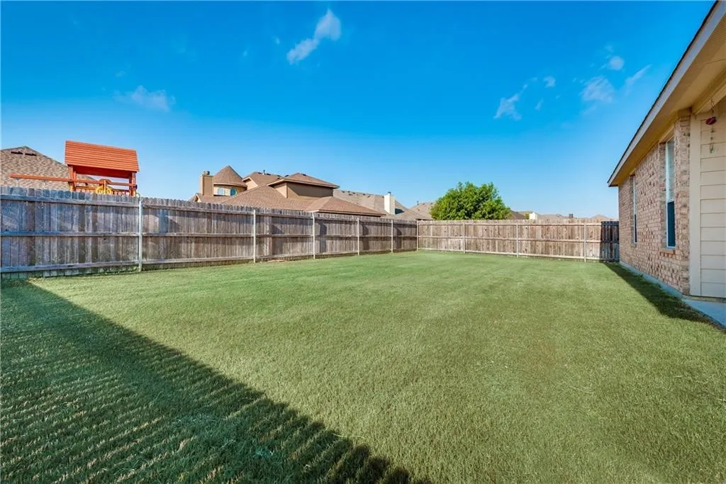 Single Family Residence For Rent in Denton County , 5601 Millers Creek Drive, Denton, Texas 76226, 3 Bedroom, 2 Bathroom, 2 Garage spaces, 2,015 Sqft, built in 2006, mls#21393474, Real Estate Agent in Denton, Homes For Rent in Denton county, Homes For Rent in Denton, Realtor in Denton Texas, Real Estate Brokerage Independent Realty Texas, Luminita Cordes Realtor