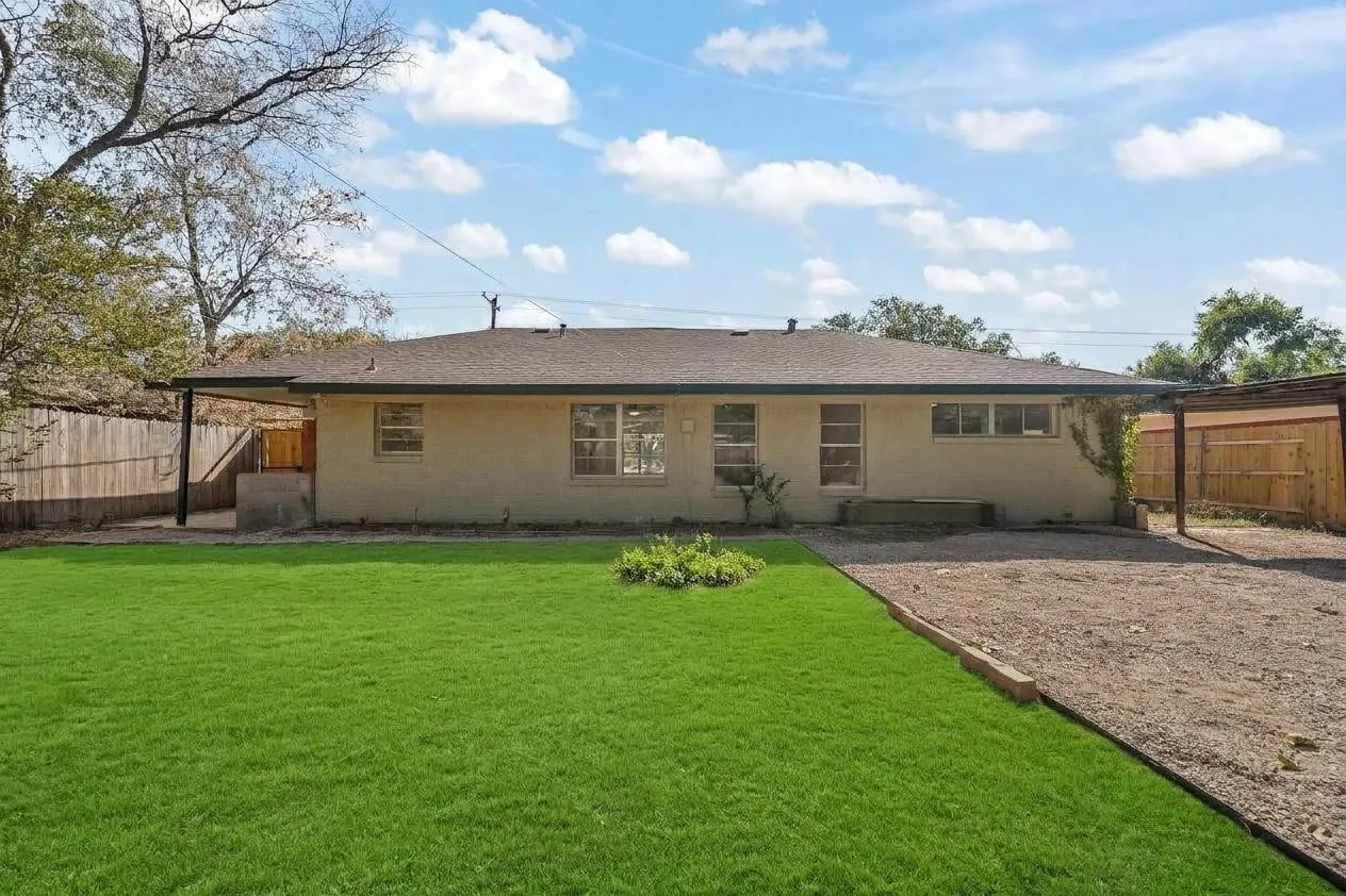 Single Family Residence For Sale in Dallas County , 909 15th Street, Grand Prairie, Texas 75050, 3 Bedroom, 2 Bathroom, Garage spaces, 1,938 Sqft, built in 1956, mls#21392856, Real Estate Agent in Grand Prairie, Homes For Sale in Dallas county, Homes For Sale in Grand Prairie, Realtor in Grand Prairie Texas, Real Estate Brokerage Independent Realty Texas, Luminita Cordes Realtor