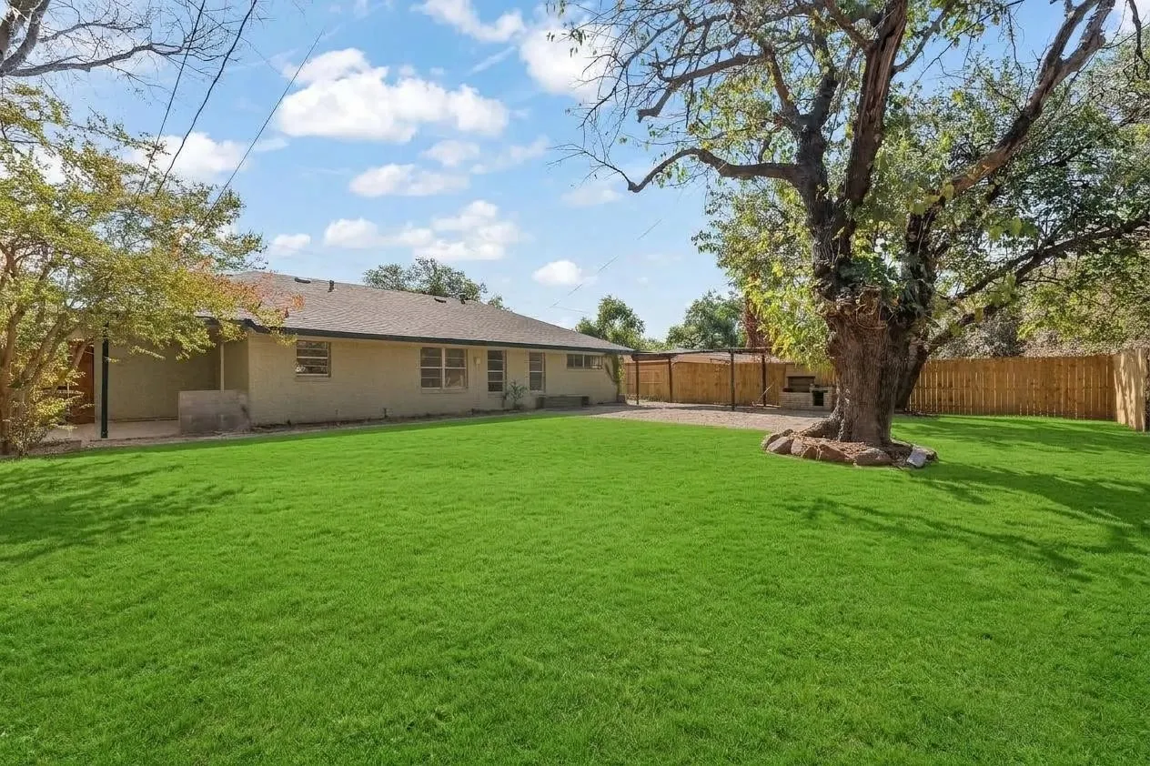 Single Family Residence For Sale in Dallas County , 909 15th Street, Grand Prairie, Texas 75050, 3 Bedroom, 2 Bathroom, Garage spaces, 1,938 Sqft, built in 1956, mls#21392856, Real Estate Agent in Grand Prairie, Homes For Sale in Dallas county, Homes For Sale in Grand Prairie, Realtor in Grand Prairie Texas, Real Estate Brokerage Independent Realty Texas, Luminita Cordes Realtor
