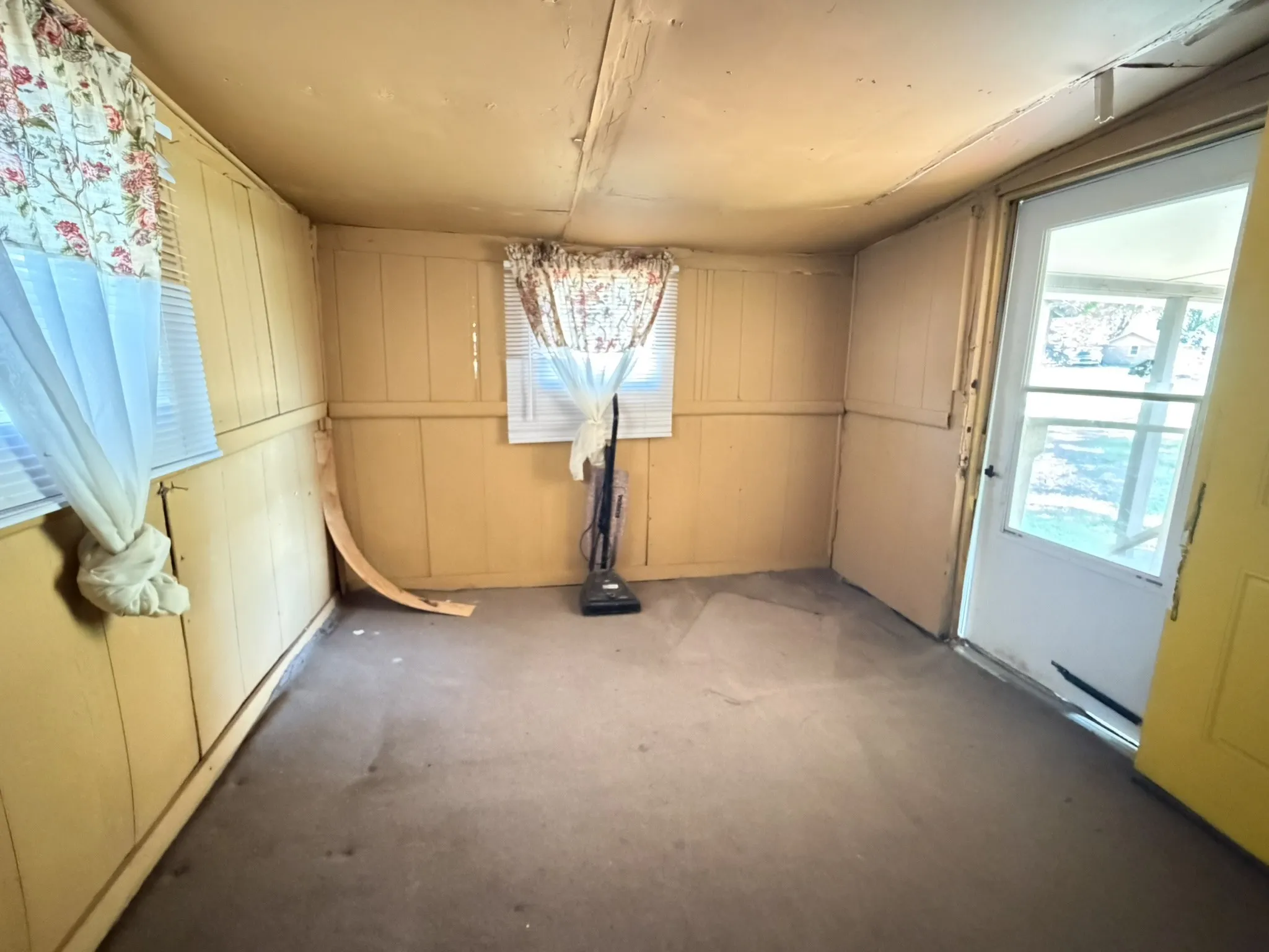 Single Family Residence For Sale in Titus County , 1410 W 9th Street, Mt Pleasant, Texas 75455, 3 Bedroom, 2 Bathroom, Garage spaces, 1,294 Sqft, built in 1953, mls#21393497, Real Estate Agent in Mt Pleasant, Homes For Sale in Titus county, Homes For Sale in Mt Pleasant, Realtor in Mt Pleasant Texas, Real Estate Brokerage Independent Realty Texas, Luminita Cordes Realtor