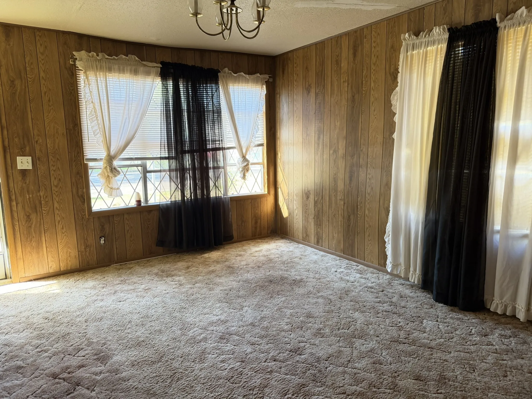 Single Family Residence For Sale in Titus County , 1410 W 9th Street, Mt Pleasant, Texas 75455, 3 Bedroom, 2 Bathroom, Garage spaces, 1,294 Sqft, built in 1953, mls#21393497, Real Estate Agent in Mt Pleasant, Homes For Sale in Titus county, Homes For Sale in Mt Pleasant, Realtor in Mt Pleasant Texas, Real Estate Brokerage Independent Realty Texas, Luminita Cordes Realtor
