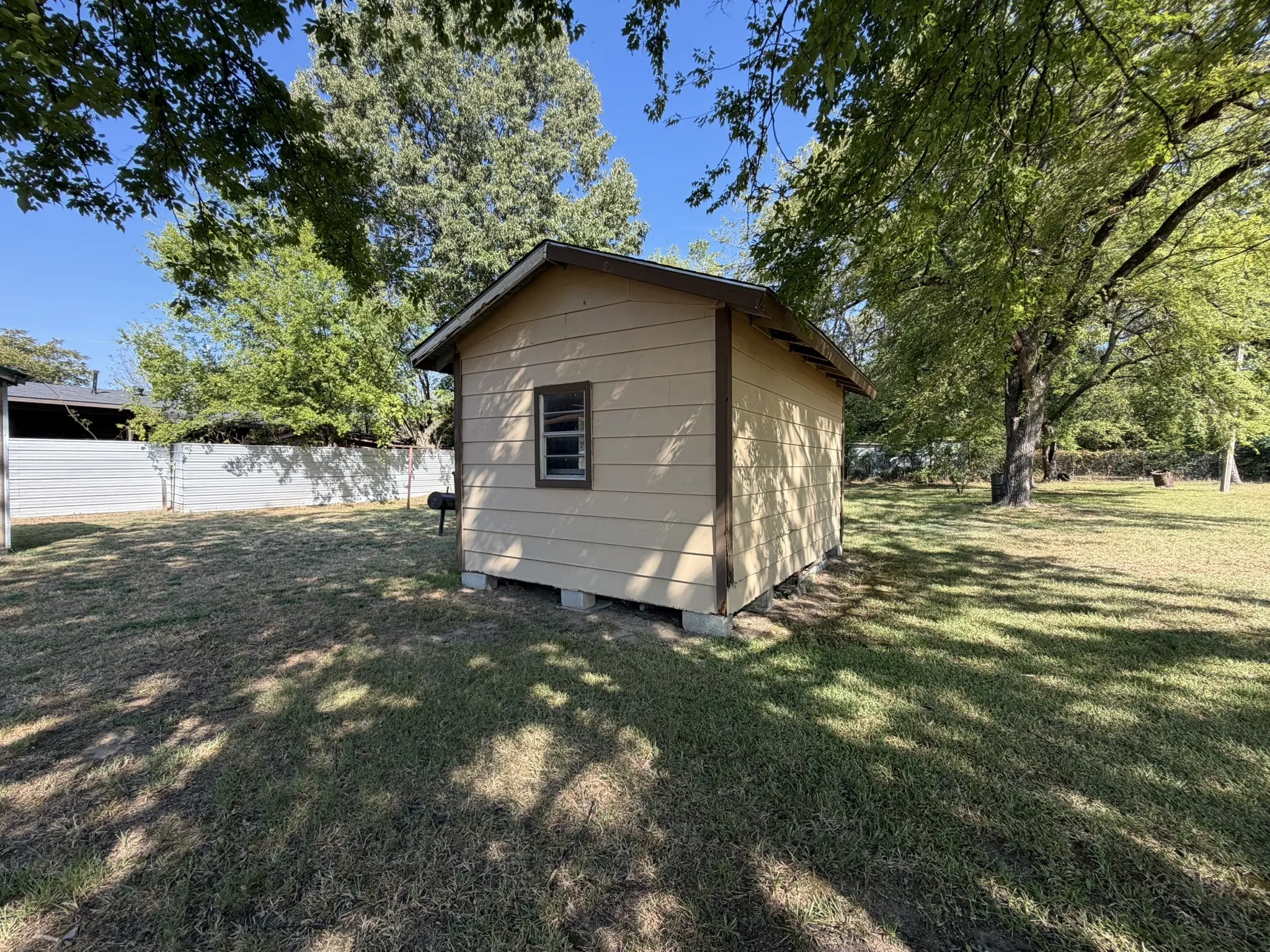 Single Family Residence For Sale in Titus County , 1410 W 9th Street, Mt Pleasant, Texas 75455, 3 Bedroom, 2 Bathroom, Garage spaces, 1,294 Sqft, built in 1953, mls#21393497, Real Estate Agent in Mt Pleasant, Homes For Sale in Titus county, Homes For Sale in Mt Pleasant, Realtor in Mt Pleasant Texas, Real Estate Brokerage Independent Realty Texas, Luminita Cordes Realtor
