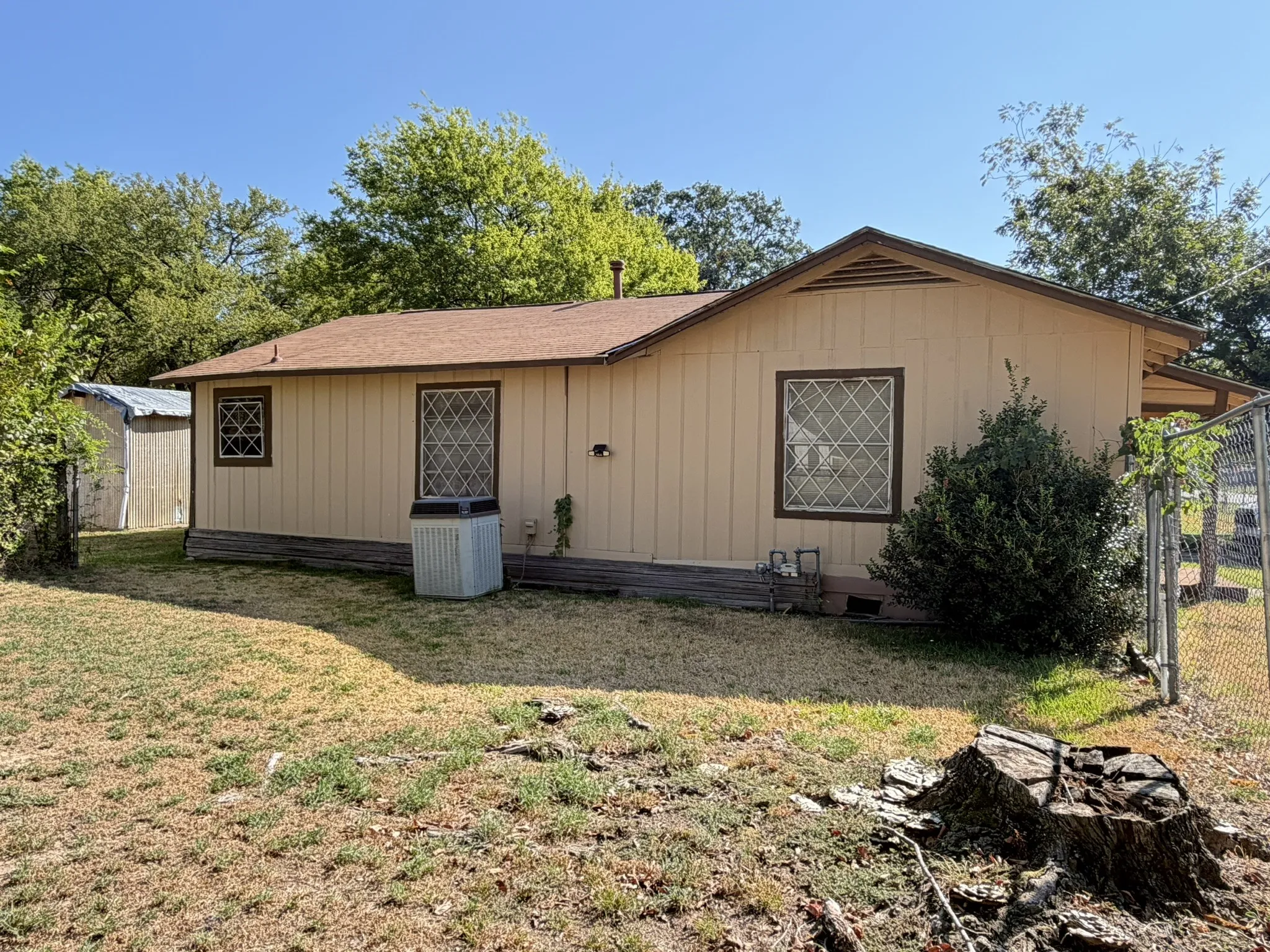 Single Family Residence For Sale in Titus County , 1410 W 9th Street, Mt Pleasant, Texas 75455, 3 Bedroom, 2 Bathroom, Garage spaces, 1,294 Sqft, built in 1953, mls#21393497, Real Estate Agent in Mt Pleasant, Homes For Sale in Titus county, Homes For Sale in Mt Pleasant, Realtor in Mt Pleasant Texas, Real Estate Brokerage Independent Realty Texas, Luminita Cordes Realtor