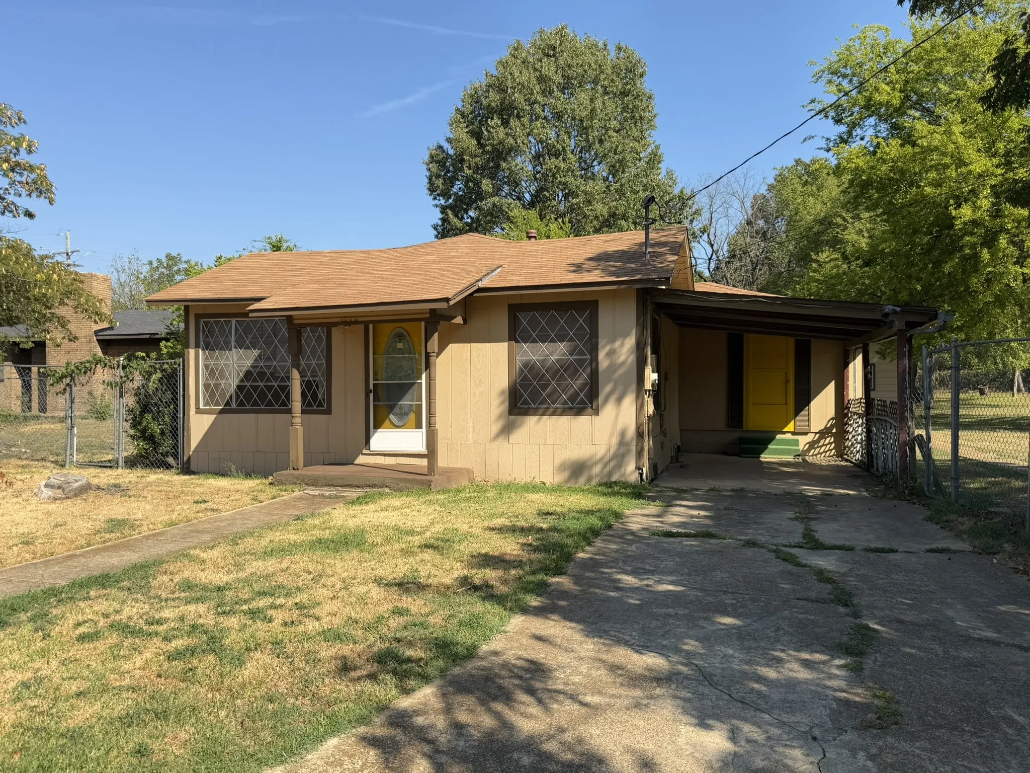 Single Family Residence For Sale in Titus County , 1410 W 9th Street, Mt Pleasant, Texas 75455, 3 Bedroom, 2 Bathroom, Garage spaces, 1,294 Sqft, built in 1953, mls#21393497, Real Estate Agent in Mt Pleasant, Homes For Sale in Titus county, Homes For Sale in Mt Pleasant, Realtor in Mt Pleasant Texas, Real Estate Brokerage Independent Realty Texas, Luminita Cordes Realtor