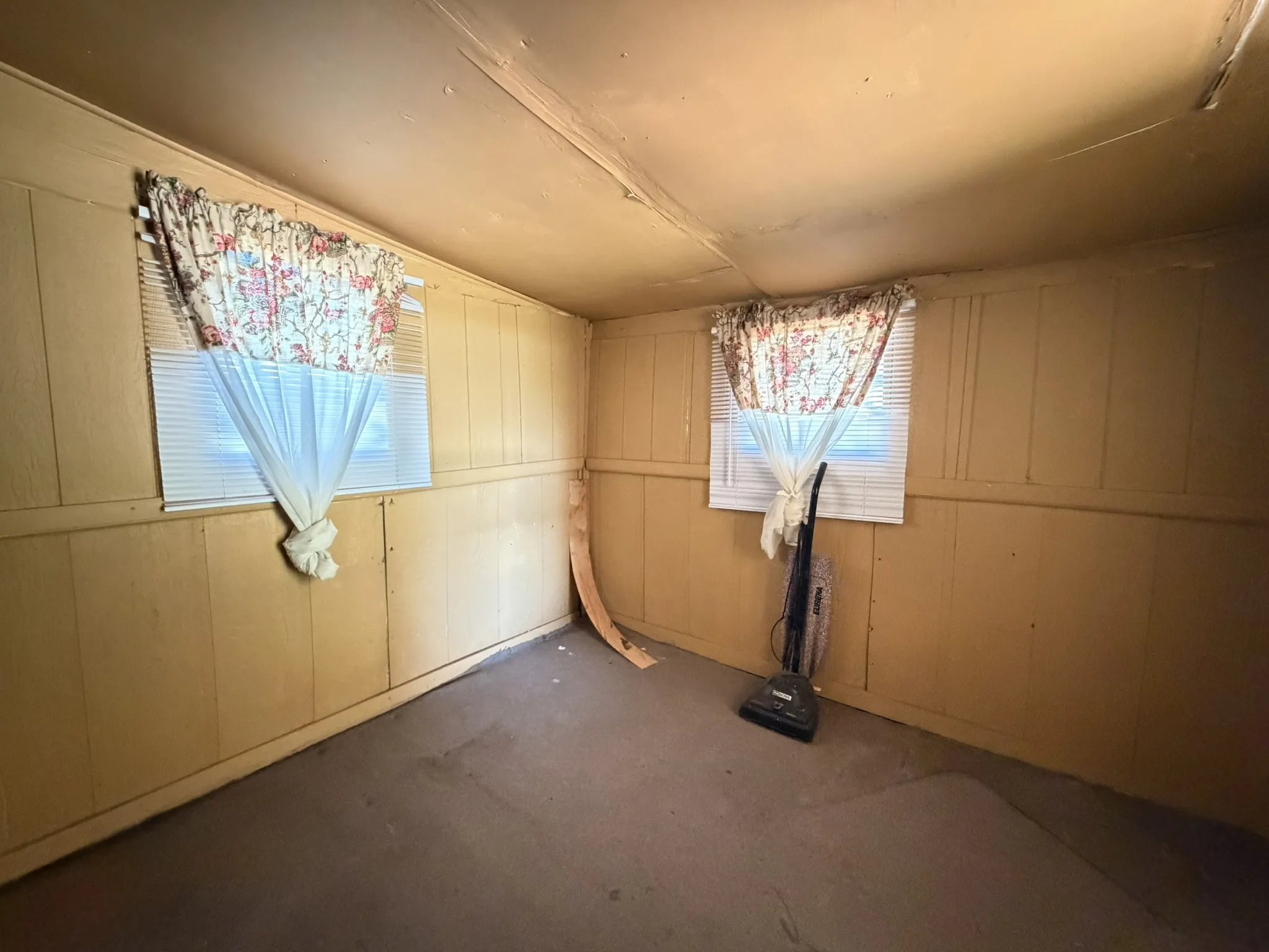 Single Family Residence For Sale in Titus County , 1410 W 9th Street, Mt Pleasant, Texas 75455, 3 Bedroom, 2 Bathroom, Garage spaces, 1,294 Sqft, built in 1953, mls#21393497, Real Estate Agent in Mt Pleasant, Homes For Sale in Titus county, Homes For Sale in Mt Pleasant, Realtor in Mt Pleasant Texas, Real Estate Brokerage Independent Realty Texas, Luminita Cordes Realtor