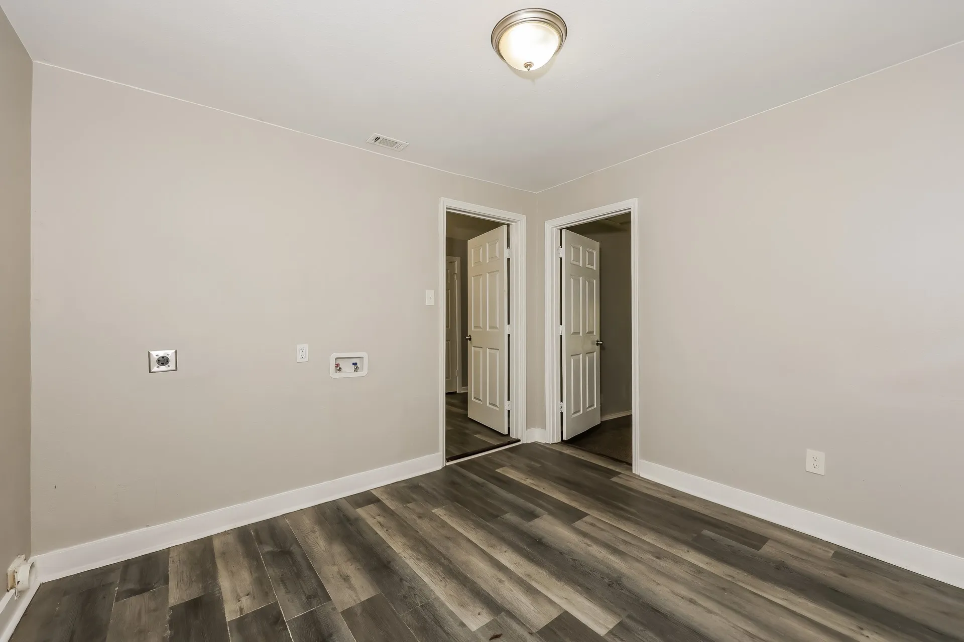 Single Family Residence For Sale in Dallas County , 3110 Nutting Drive, Dallas, Texas 75227, 4 Bedroom, 1 Bathroom, Garage spaces, 1,546 Sqft, built in 1952, mls#21393293, Real Estate Agent in Dallas, Homes For Sale in Dallas county, Homes For Sale in Dallas, Realtor in Dallas Texas, Real Estate Brokerage Independent Realty Texas, Luminita Cordes Realtor