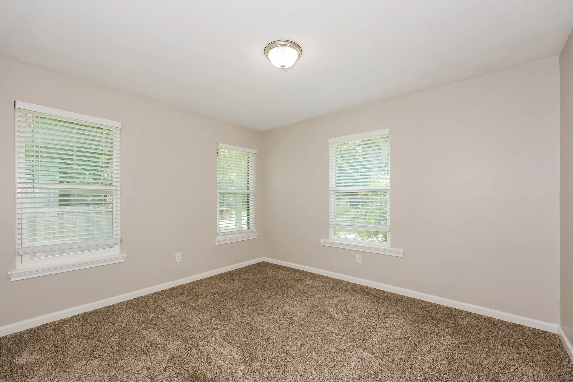 Single Family Residence For Sale in Dallas County , 3110 Nutting Drive, Dallas, Texas 75227, 4 Bedroom, 1 Bathroom, Garage spaces, 1,546 Sqft, built in 1952, mls#21393293, Real Estate Agent in Dallas, Homes For Sale in Dallas county, Homes For Sale in Dallas, Realtor in Dallas Texas, Real Estate Brokerage Independent Realty Texas, Luminita Cordes Realtor