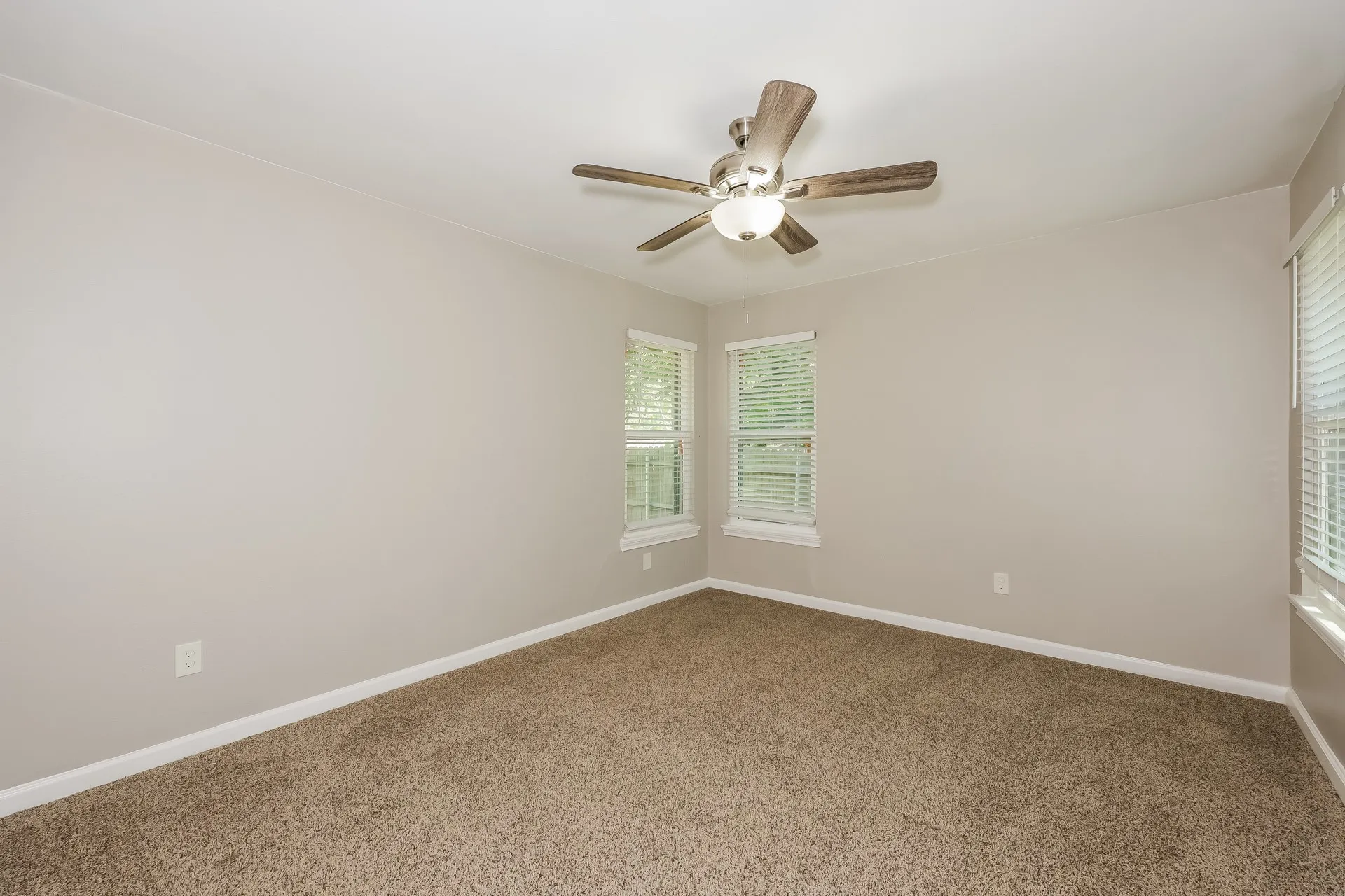 Single Family Residence For Sale in Dallas County , 3110 Nutting Drive, Dallas, Texas 75227, 4 Bedroom, 1 Bathroom, Garage spaces, 1,546 Sqft, built in 1952, mls#21393293, Real Estate Agent in Dallas, Homes For Sale in Dallas county, Homes For Sale in Dallas, Realtor in Dallas Texas, Real Estate Brokerage Independent Realty Texas, Luminita Cordes Realtor