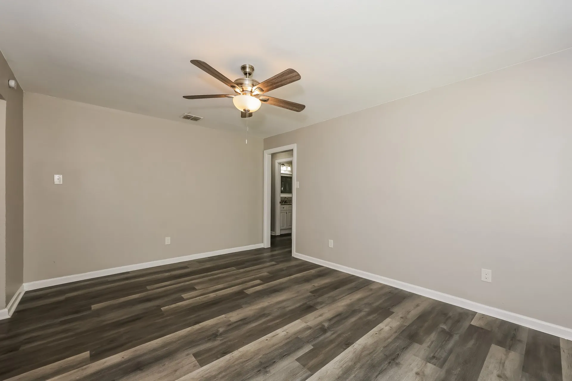 Single Family Residence For Sale in Dallas County , 3110 Nutting Drive, Dallas, Texas 75227, 4 Bedroom, 1 Bathroom, Garage spaces, 1,546 Sqft, built in 1952, mls#21393293, Real Estate Agent in Dallas, Homes For Sale in Dallas county, Homes For Sale in Dallas, Realtor in Dallas Texas, Real Estate Brokerage Independent Realty Texas, Luminita Cordes Realtor