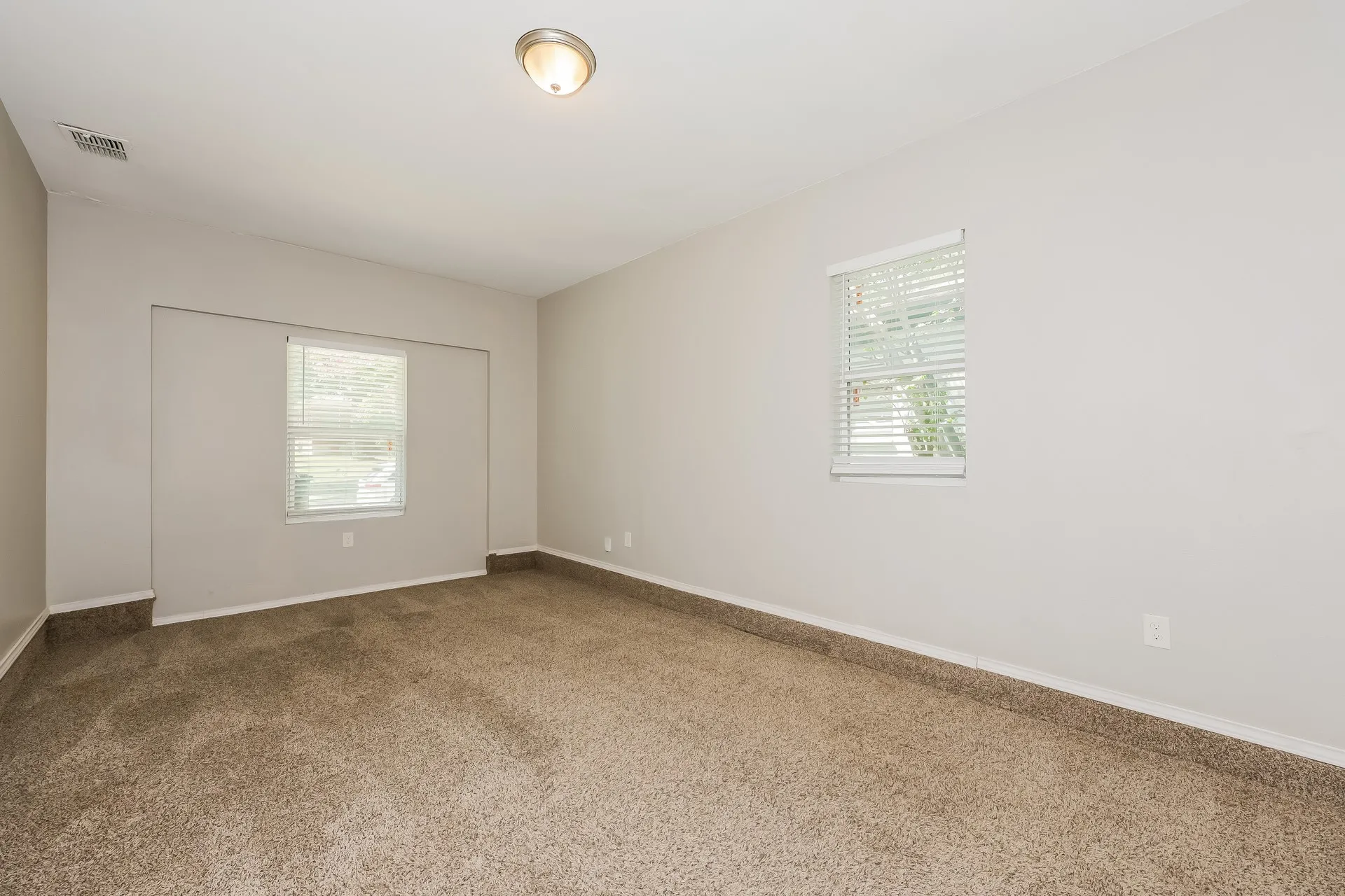 Single Family Residence For Sale in Dallas County , 3110 Nutting Drive, Dallas, Texas 75227, 4 Bedroom, 1 Bathroom, Garage spaces, 1,546 Sqft, built in 1952, mls#21393293, Real Estate Agent in Dallas, Homes For Sale in Dallas county, Homes For Sale in Dallas, Realtor in Dallas Texas, Real Estate Brokerage Independent Realty Texas, Luminita Cordes Realtor
