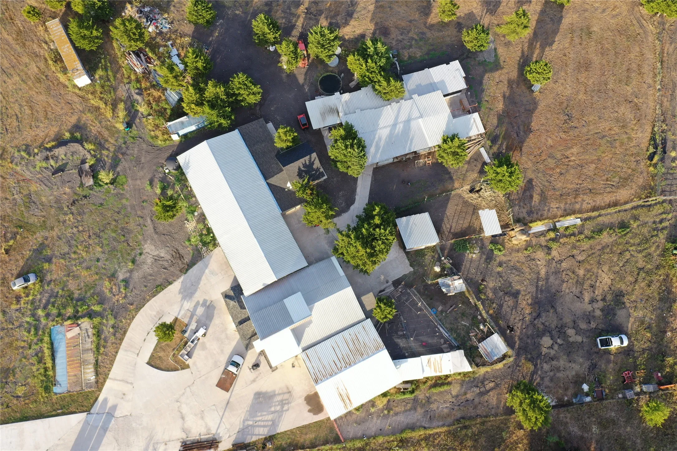 Farm For Sale in Ellis County , 480 Farrar, Palmer, Texas 75152, 6 Bedroom, 3 Bathroom, 5 Garage spaces, 1,300 Sqft, built in 2019, mls#21393511, Real Estate Agent in Palmer, Homes For Sale in Ellis county, Homes For Sale in Palmer, Realtor in Palmer Texas, Real Estate Brokerage Independent Realty Texas, Luminita Cordes Realtor