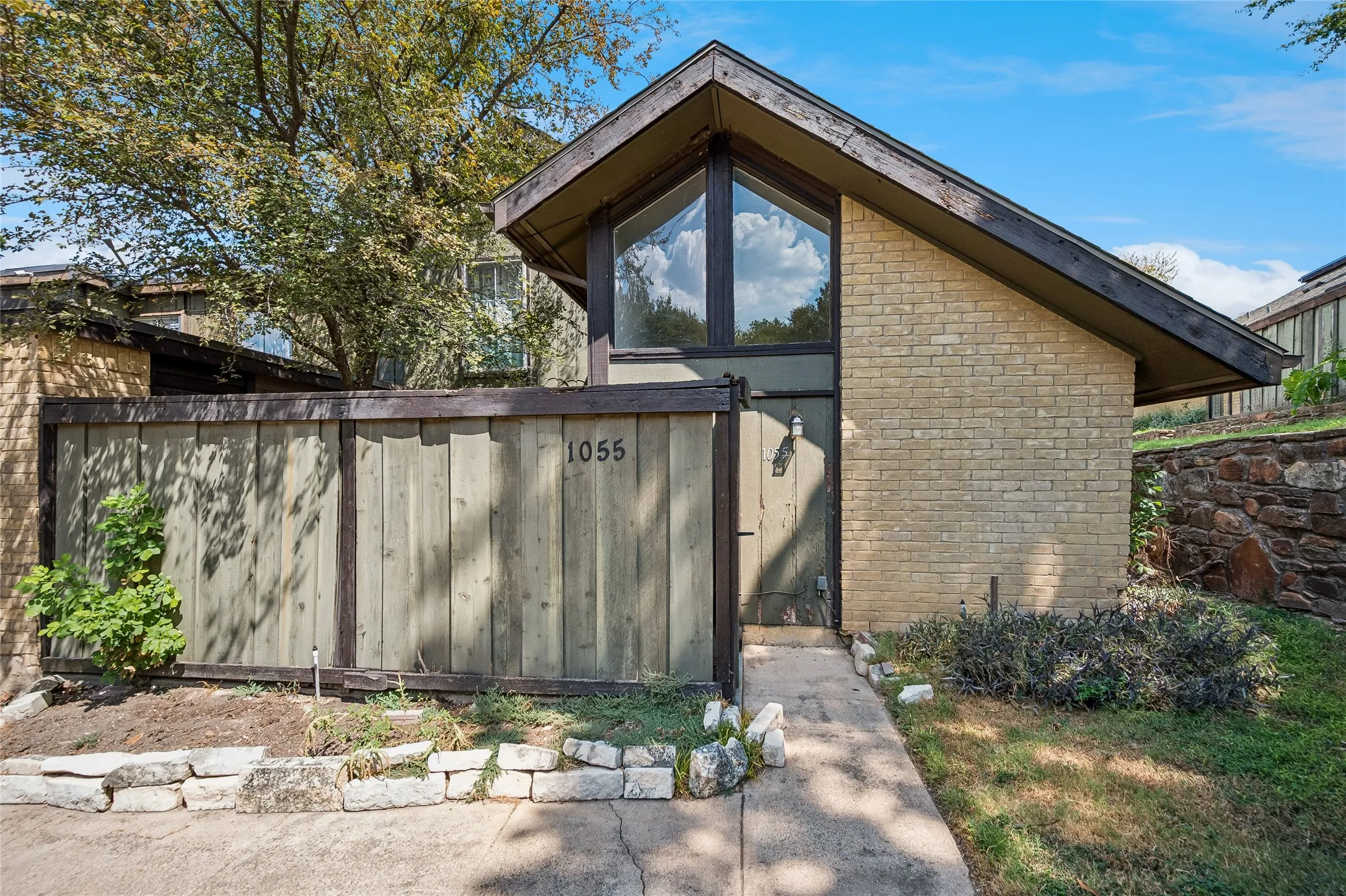 Single Family Residence For Sale in Dallas County , 4627 Country Creek Drive 1055, Dallas, Texas 75236, 2 Bedroom, 2 Bathroom, Garage spaces, 1,046 Sqft, built in 1974, mls#21393471, Real Estate Agent in Dallas, Homes For Sale in Dallas county, Homes For Sale in Dallas, Realtor in Dallas Texas, Real Estate Brokerage Independent Realty Texas, Luminita Cordes Realtor