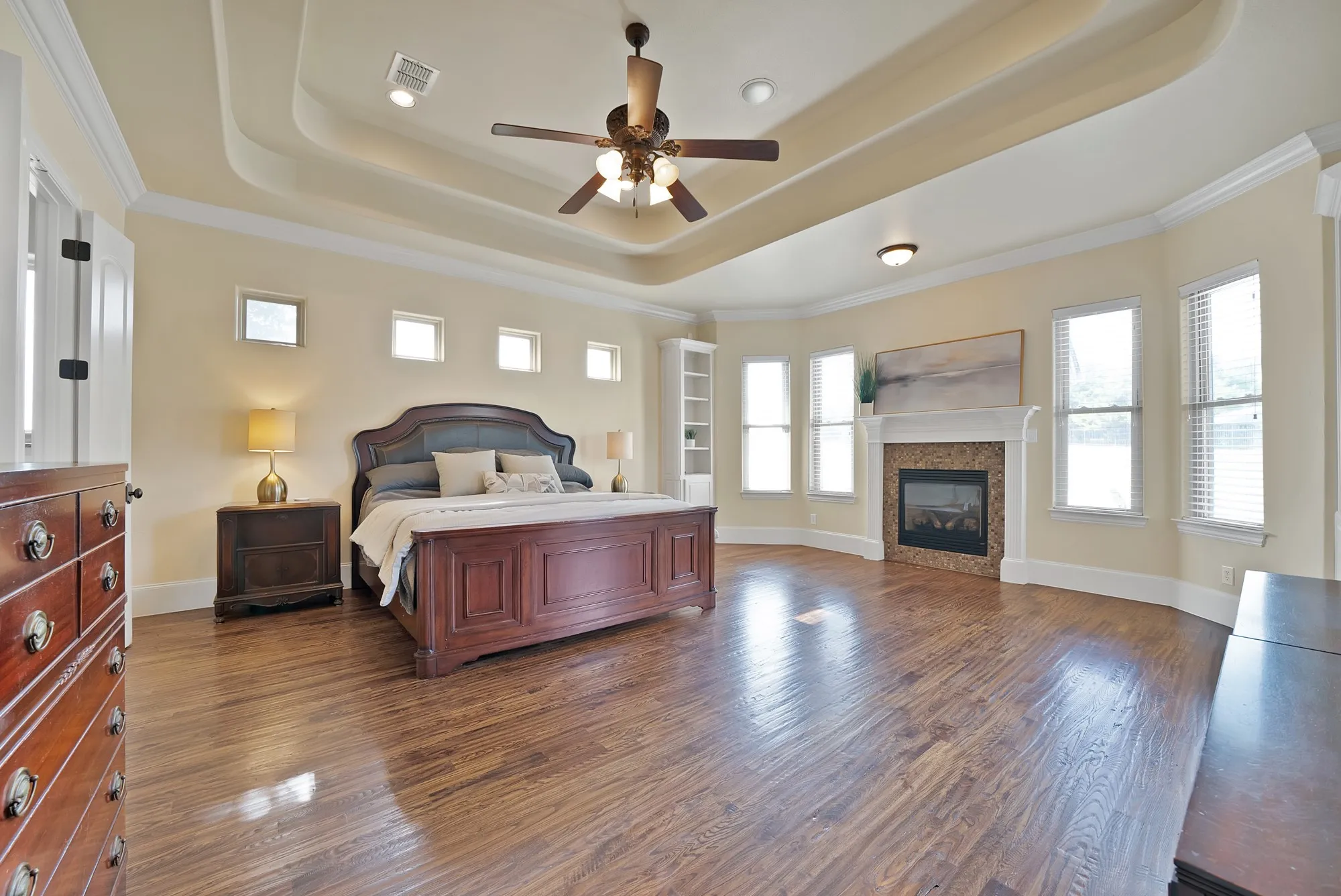 Tray ceiling with recessed lighting and ceiling fan