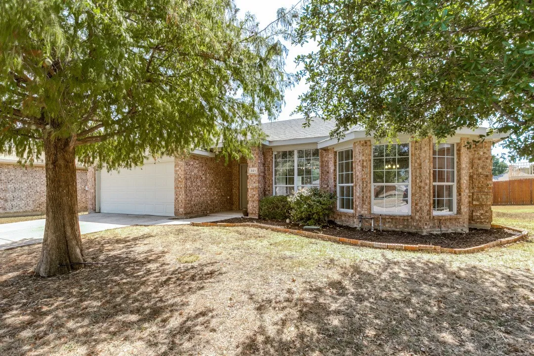 Single Family Residence For Sale in Denton County , 321 Tripp Trail, Denton, Texas 76207, 3 Bedroom, 2 Bathroom, 2 Garage spaces, 1,660 Sqft, built in 2004, mls#21392784, Real Estate Agent in Denton, Homes For Sale in Denton county, Homes For Sale in Denton, Realtor in Denton Texas, Real Estate Brokerage Independent Realty Texas, Luminita Cordes Realtor