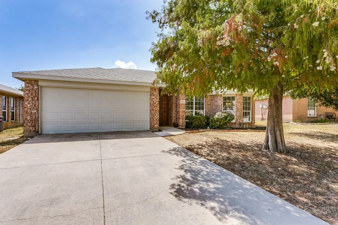 Single Family Residence For Sale in Denton County , 321 Tripp Trail, Denton, Texas 76207, 3 Bedroom, 2 Bathroom, 2 Garage spaces, 1,660 Sqft, built in 2004, mls#21392784, Real Estate Agent in Denton, Homes For Sale in Denton county, Homes For Sale in Denton, Realtor in Denton Texas, Real Estate Brokerage Independent Realty Texas, Luminita Cordes Realtor
